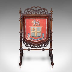 Paravent ancien orné d'un panneau brodé représentant des armoiries, d'origine irlandaise, en noyer, broderie au point de croix, époque victorienne