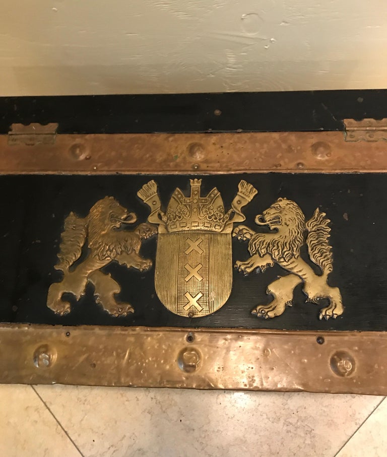 Antique English  Armorial Trunk In Good Condition For Sale In West Palm Beach, FL