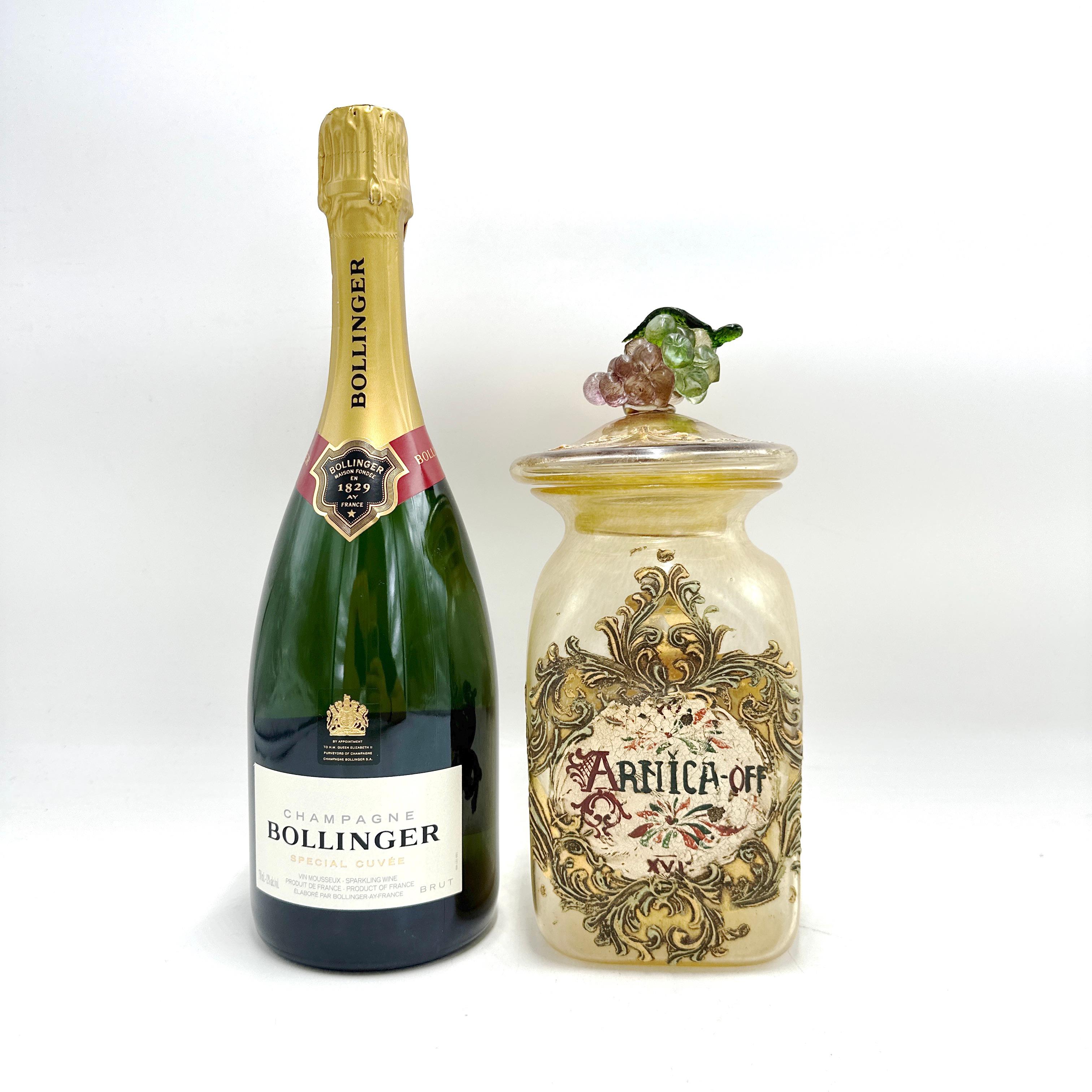 He aquí un precioso Botiquín de farmacia italiano antiguo de cristal de Murano. Elaboradamente pintado a mano y dorado sobre un cristal de Murano tintado de amarillo. Con un racimo de uvas y una hoja en la tapa. En la etiqueta pone 