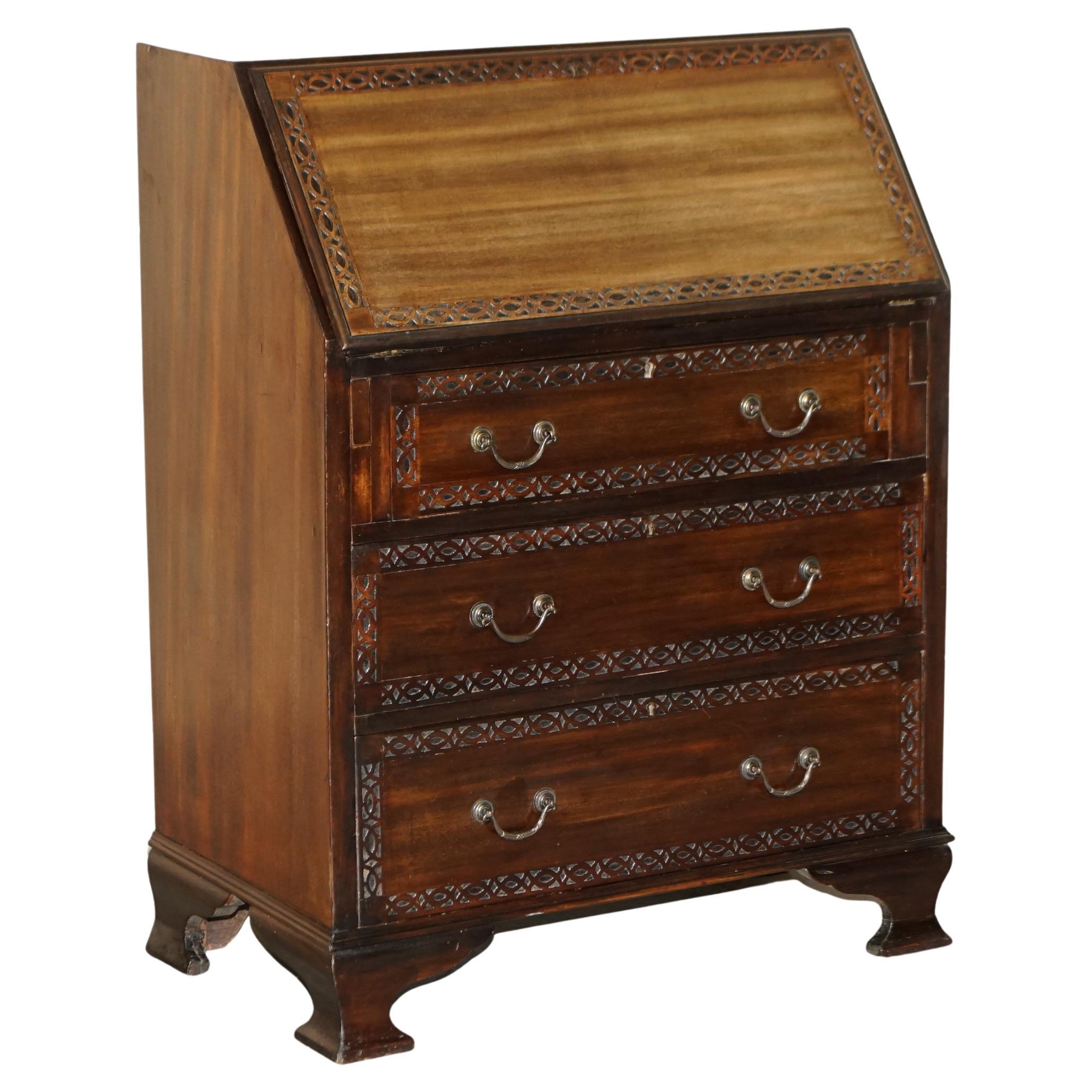 Escritorio antiguo Arnold Bros Chippendale de madera dura con frente abatible Lovely Timber