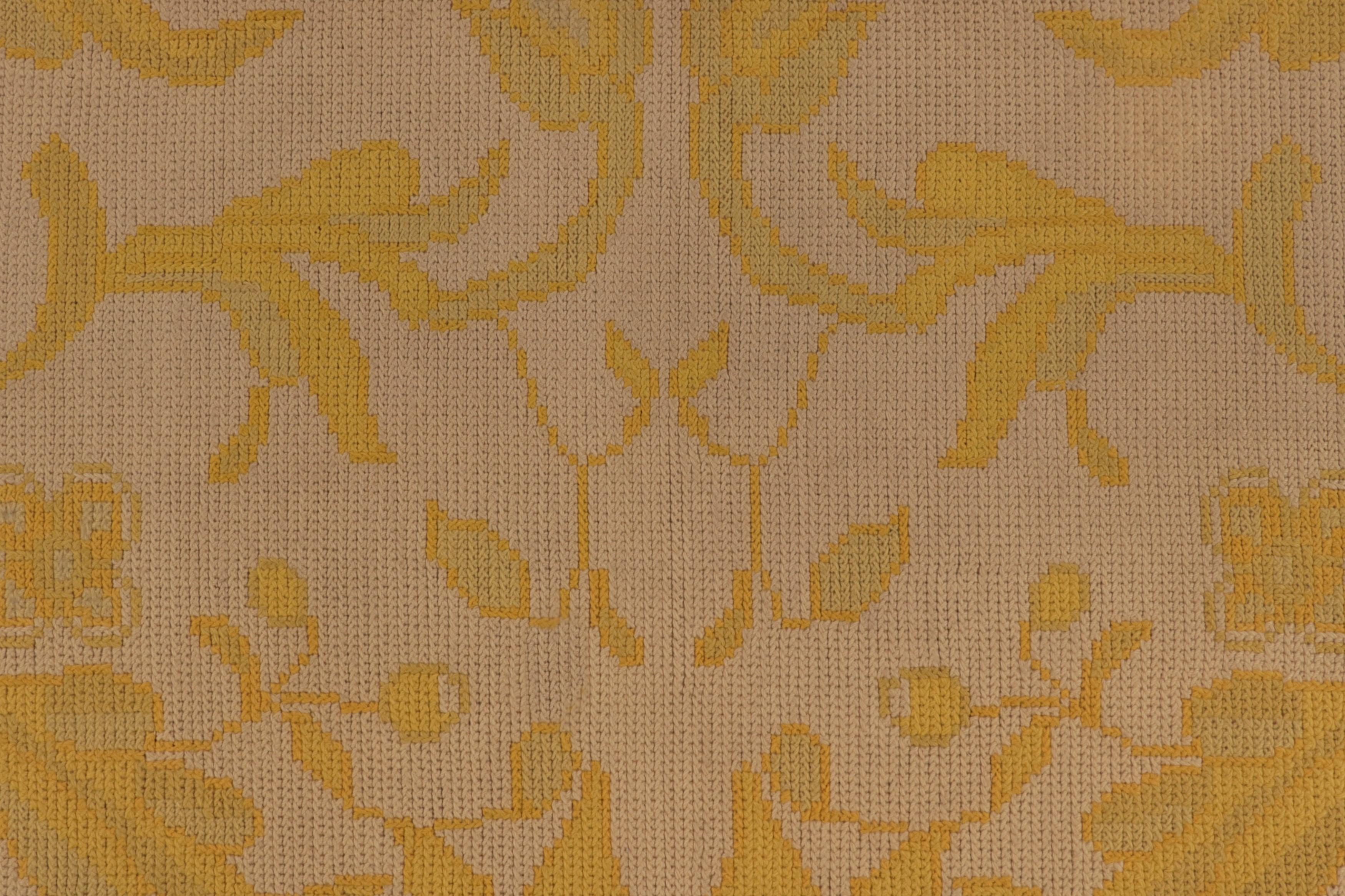Antiker Arraiolos Nadelspitze-Teppich in Beige & Gold mit Blumenmuster - Paar im Zustand „Gut“ im Angebot in Long Island City, NY