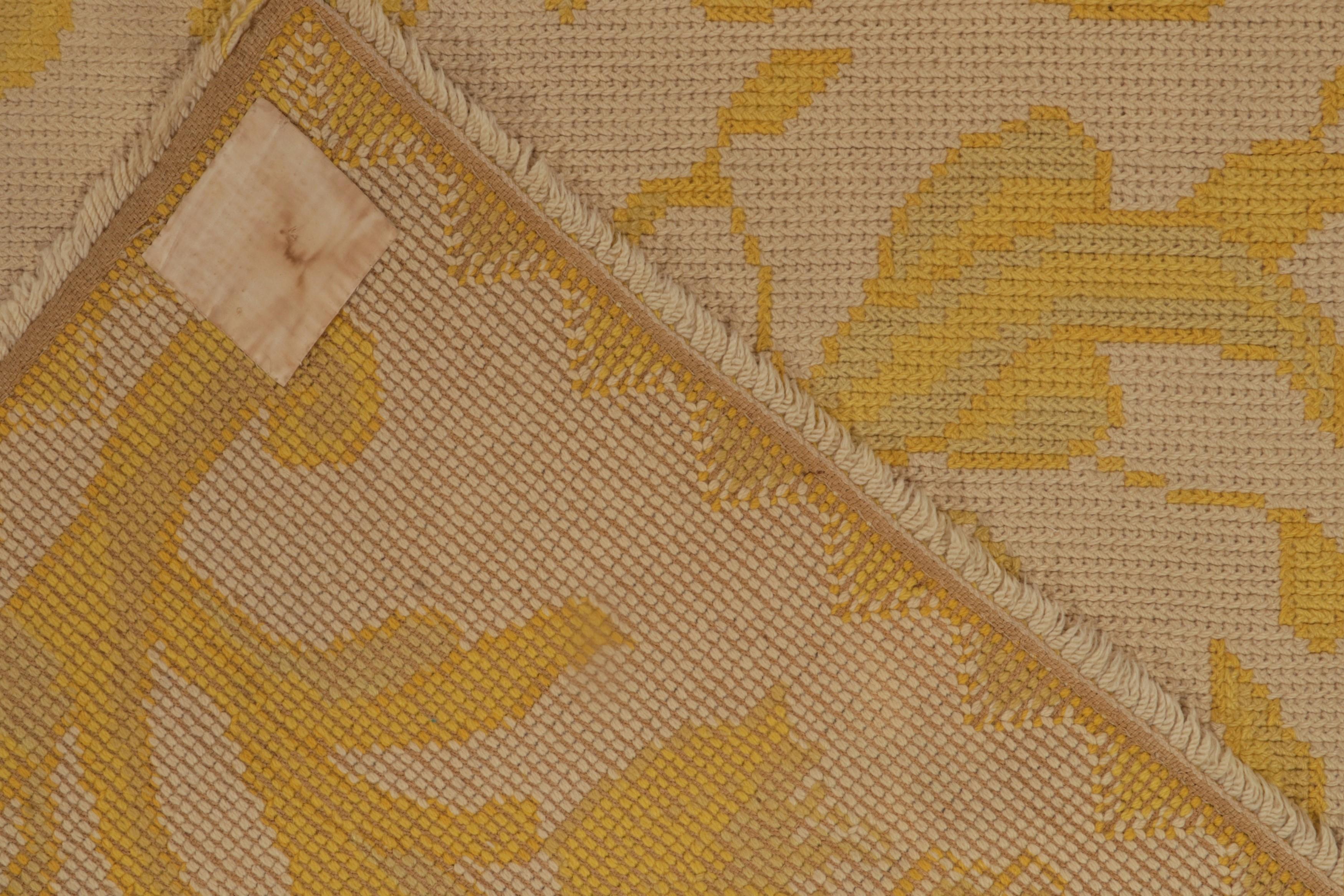 Antiker Arraiolos Nadelspitze-Teppich in Beige & Gold mit Blumenmuster - Paar (Frühes 20. Jahrhundert) im Angebot