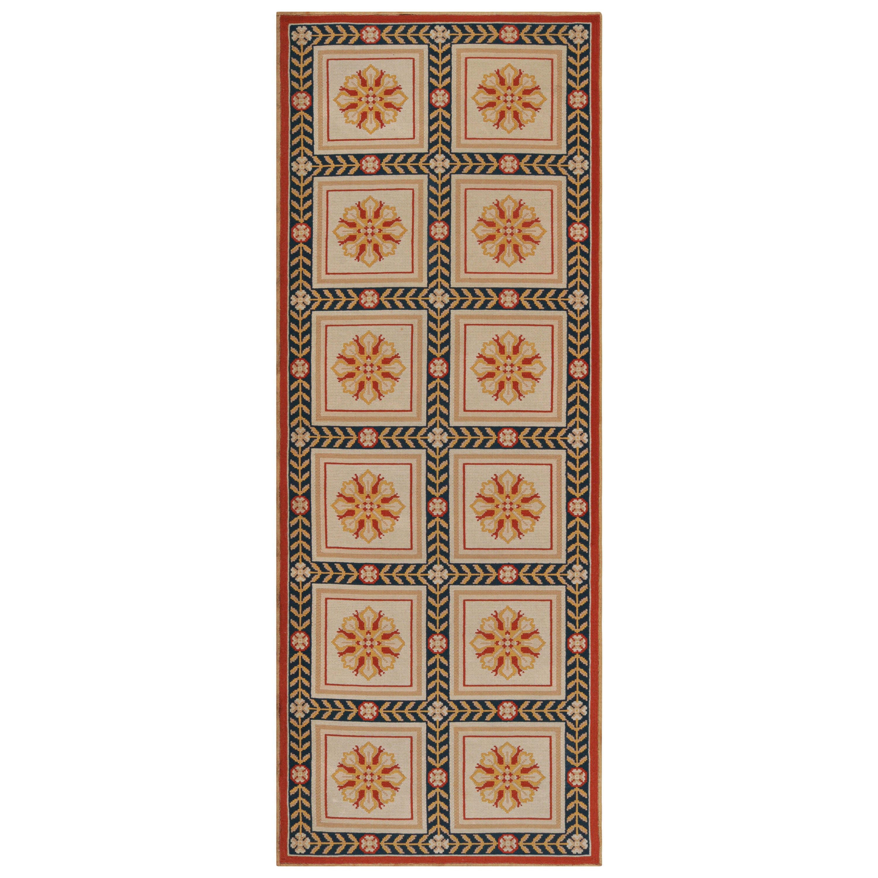 Antico runner a punto d'ago Arraiolos con medaglioni floreali, da Rug & Kilim