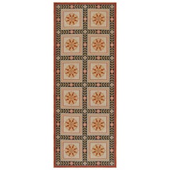 Antico runner a punto d'ago Arraiolos con medaglioni floreali, da Rug & Kilim