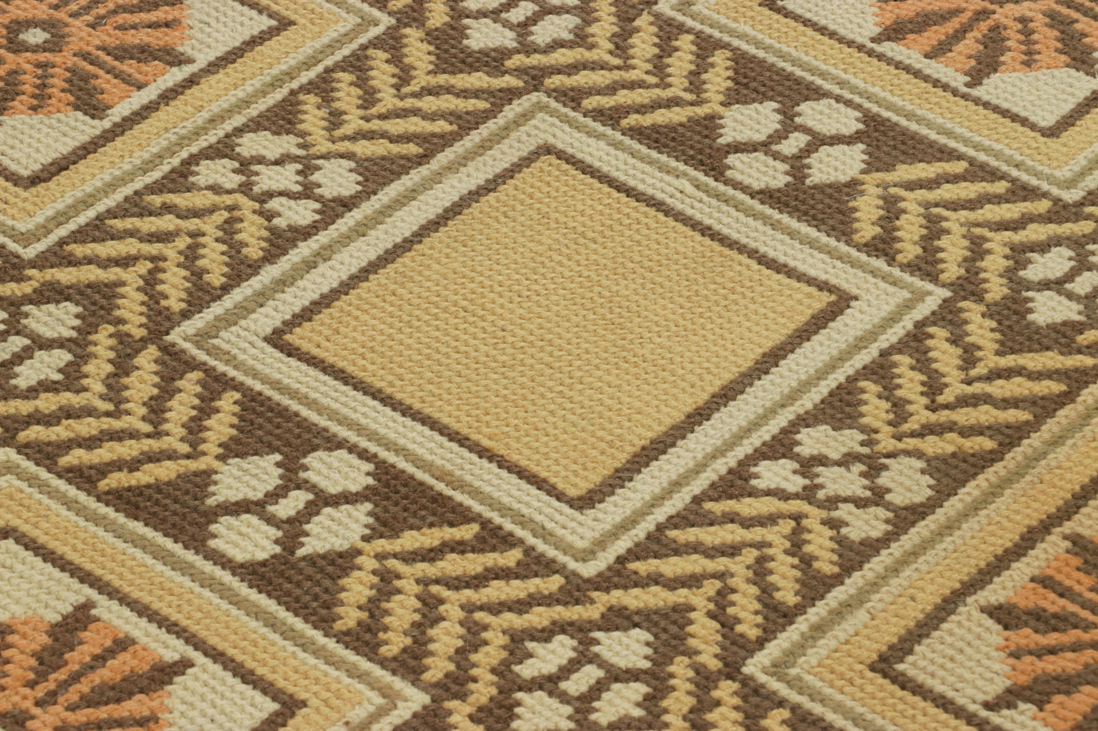 Ce tapis à l'aiguille antique 10x10 est une découverte exceptionnelle de la célèbre tradition de tissage Arraiolos, parmi les derniers ajouts à la collection de tapis européens de Rug & Kilim - un tapis carré rare en son genre, fait à la main en
