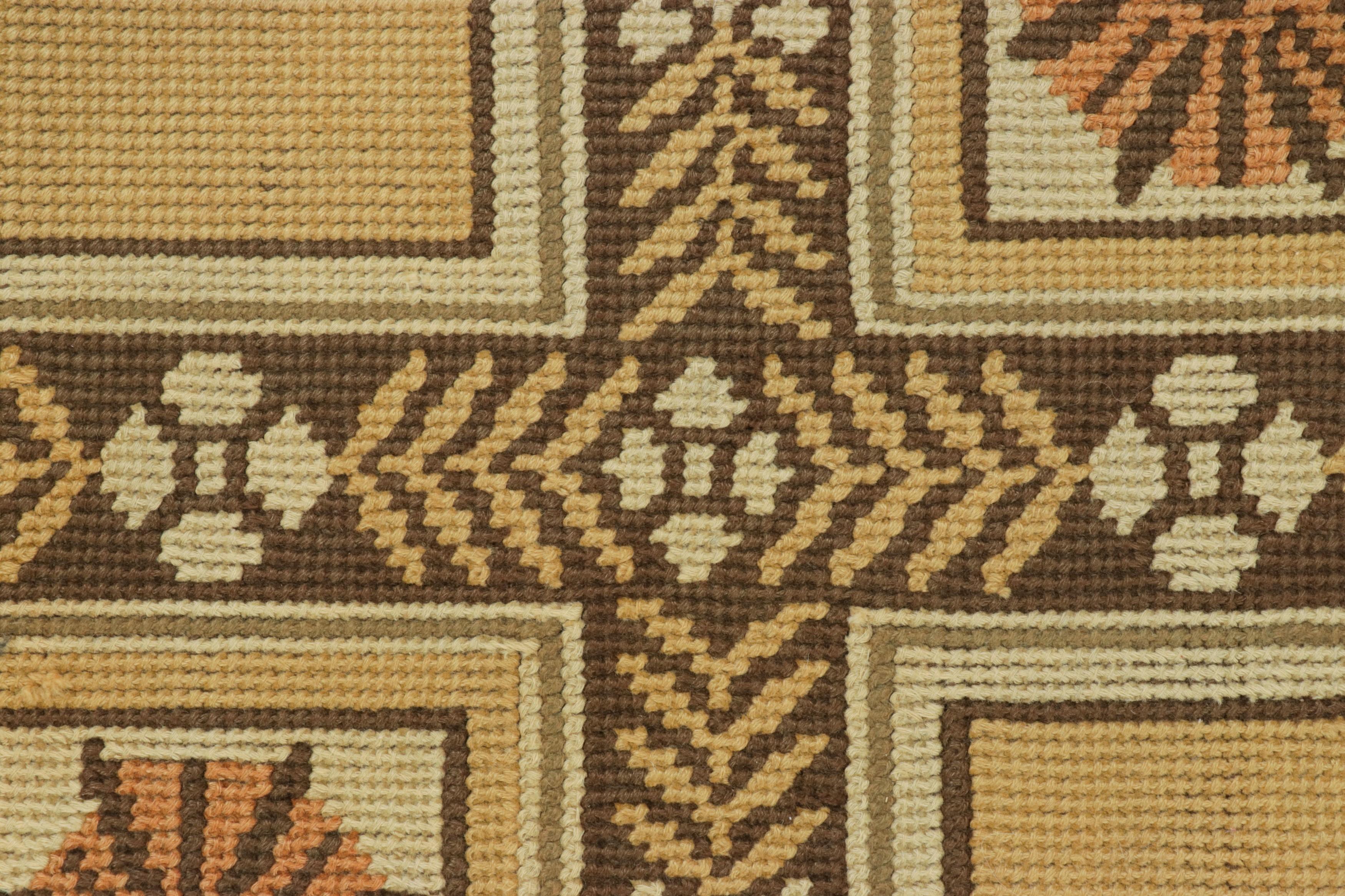 Portugais Tapis carré ancien à points d'aiguille Arraiolos en beige avec fleurs - Rug & Kilim en vente