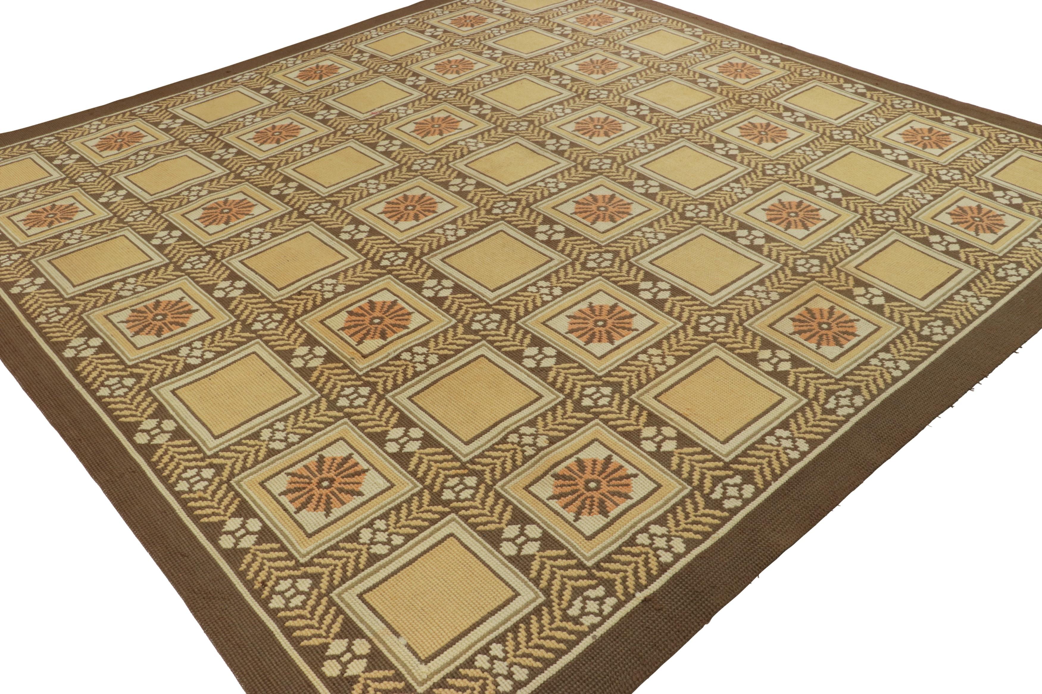 Noué à la main Tapis carré ancien à points d'aiguille Arraiolos en beige avec fleurs - Rug & Kilim en vente