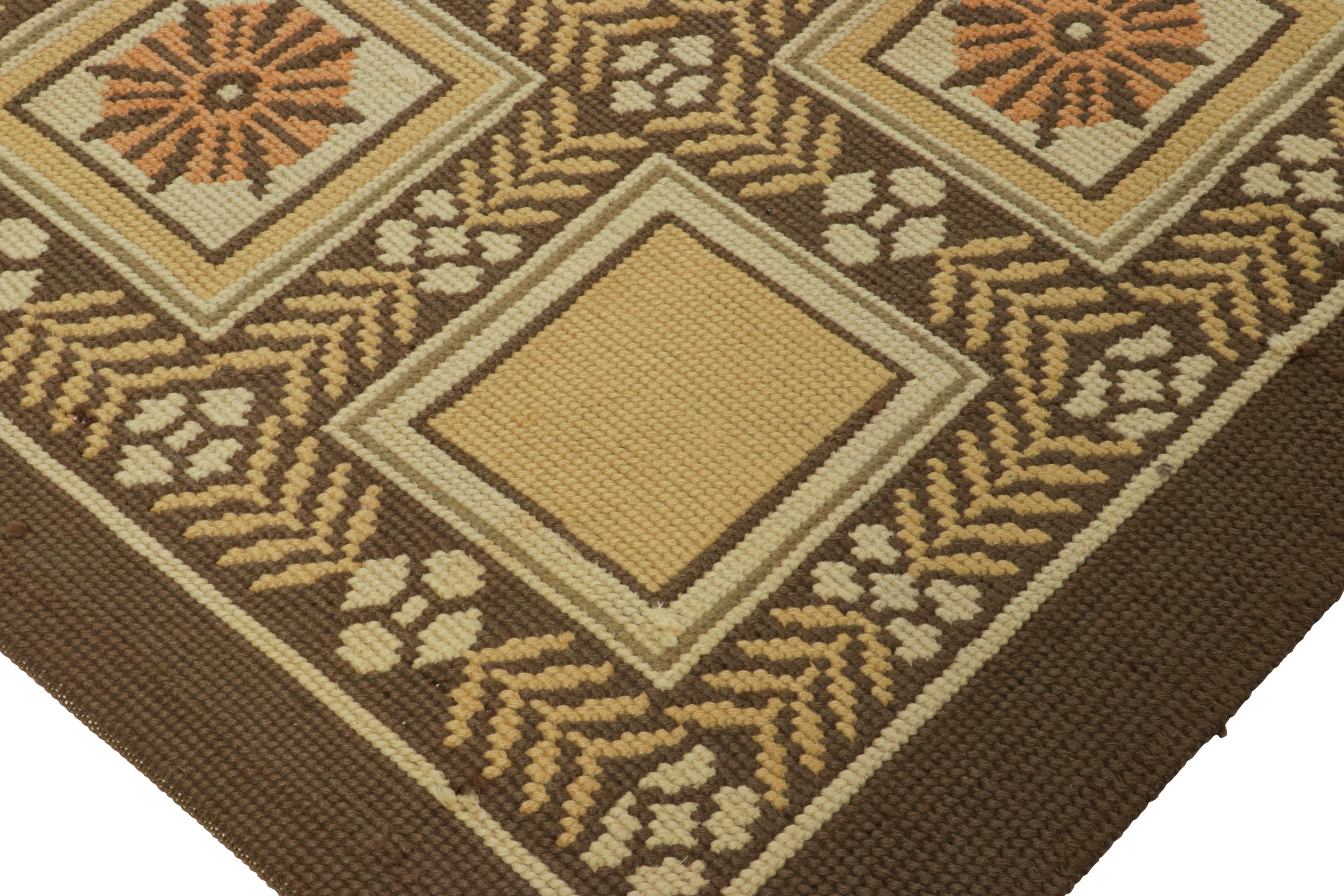 Tapis carré ancien à points d'aiguille Arraiolos en beige avec fleurs - Rug & Kilim Bon état - En vente à Long Island City, NY
