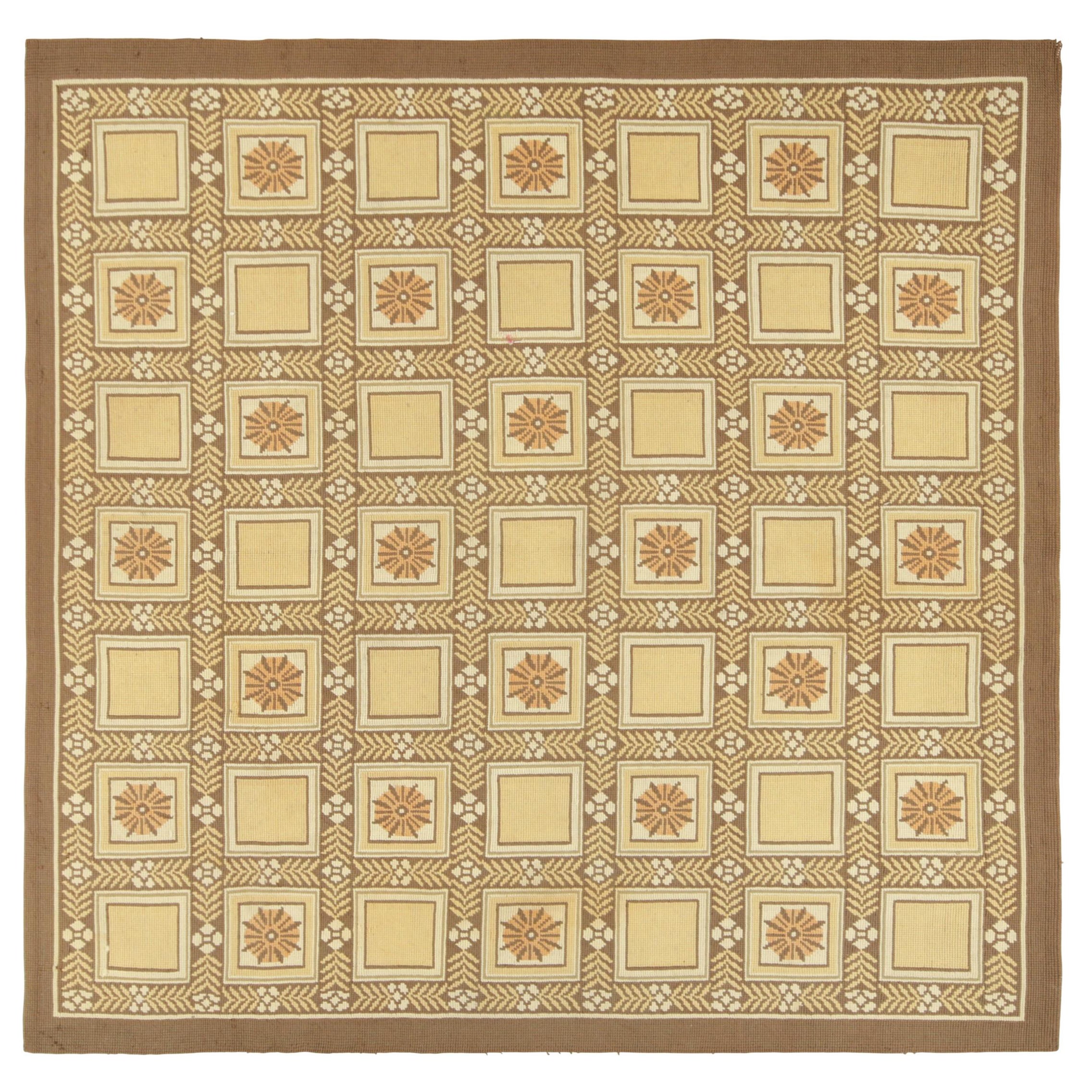 Tapis carré ancien à points d'aiguille Arraiolos en beige avec fleurs - Rug & Kilim en vente
