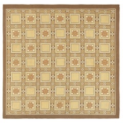 Tapis carré ancien à points d'aiguille Arraiolos en beige avec fleurs - Rug & Kilim