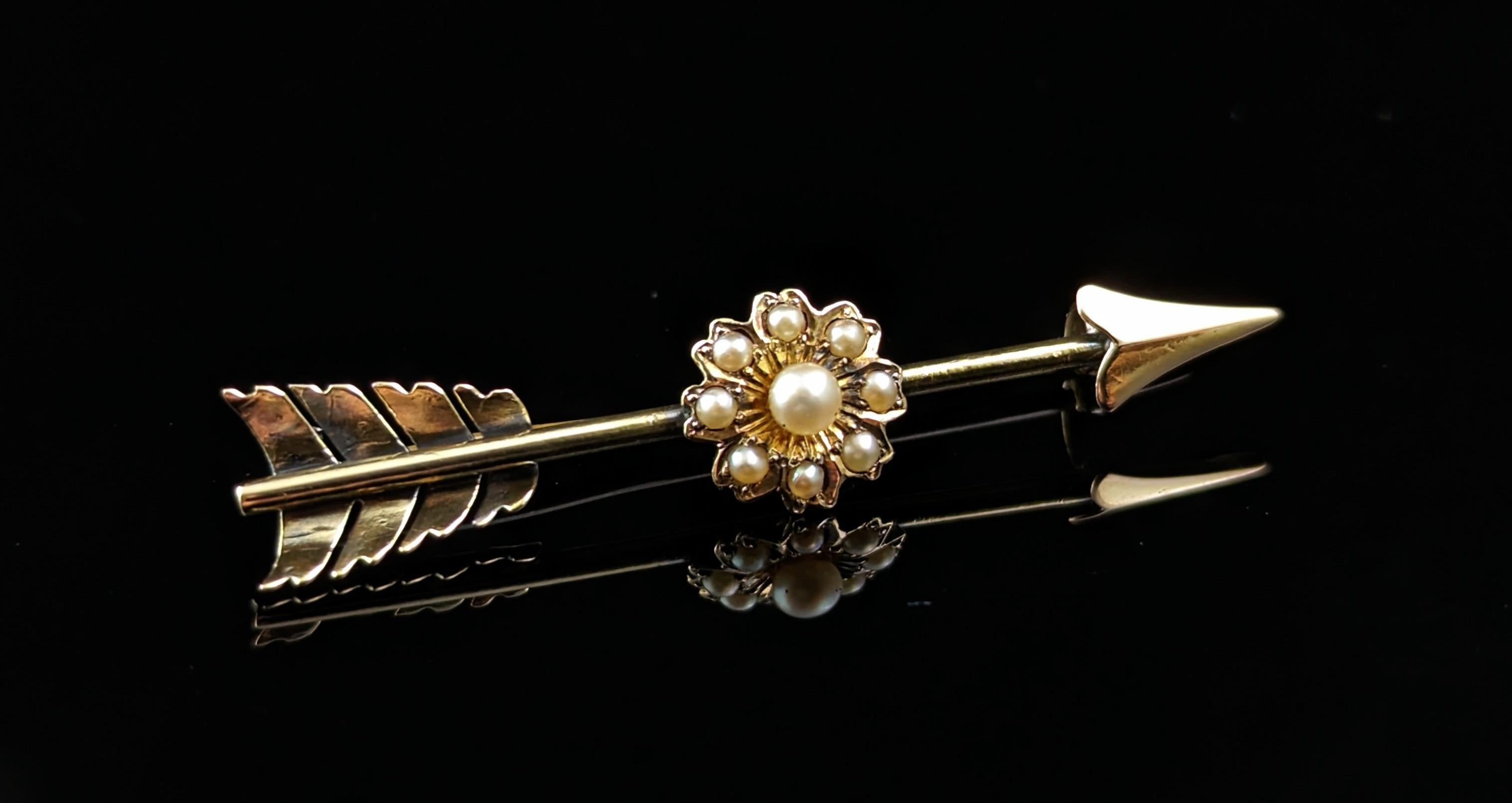 Antique Arrow and flower brooch, 9k gold and pearl  In Good Condition For Sale In NEWARK, GB