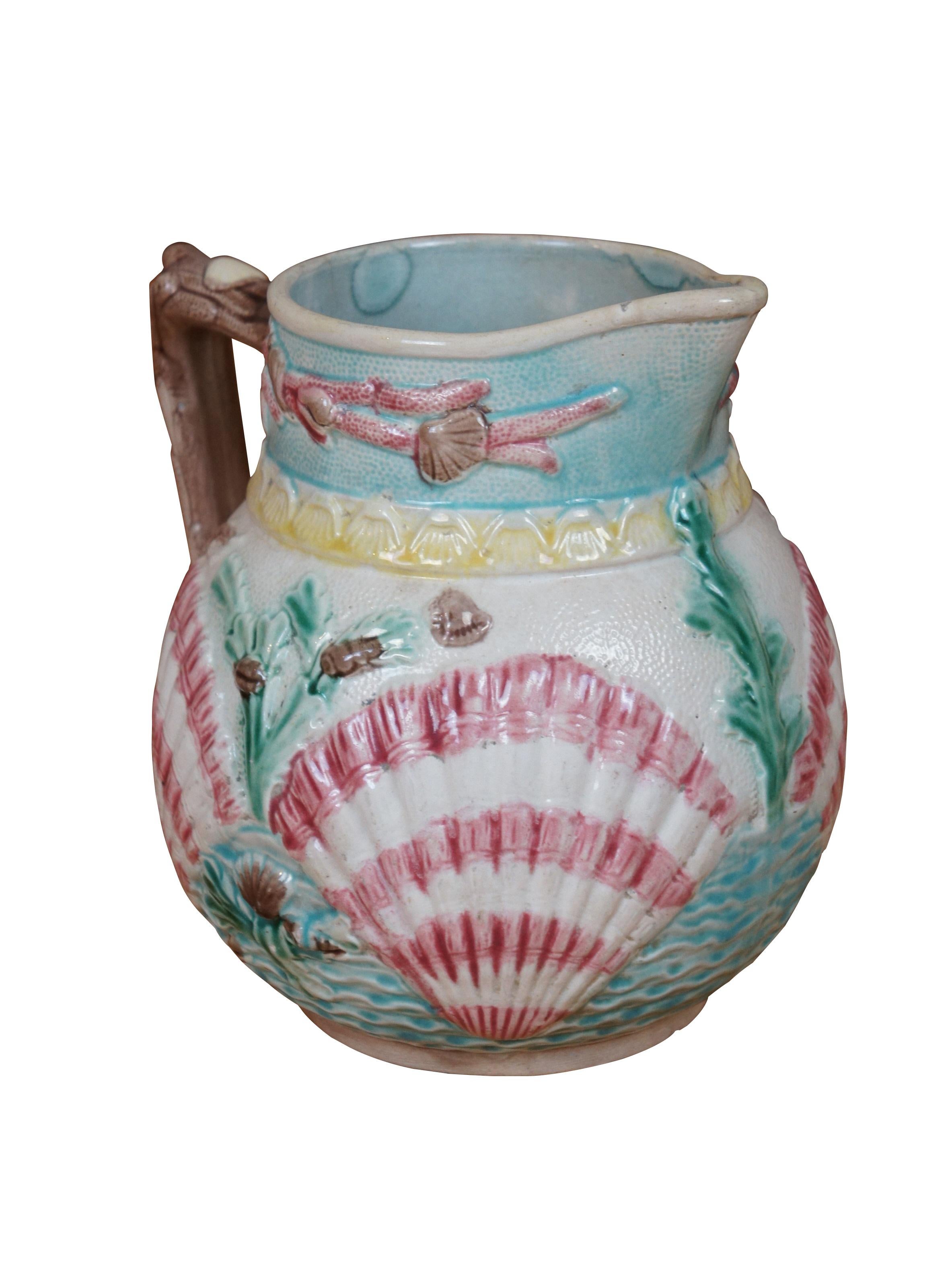 Große antike Arsenal Pottery nach Wardle Majolica nautischen Ozean Krug / Krug / Karaffe mit einem Korallen Muschel und Seegras Thema.

Abmessungen:
8