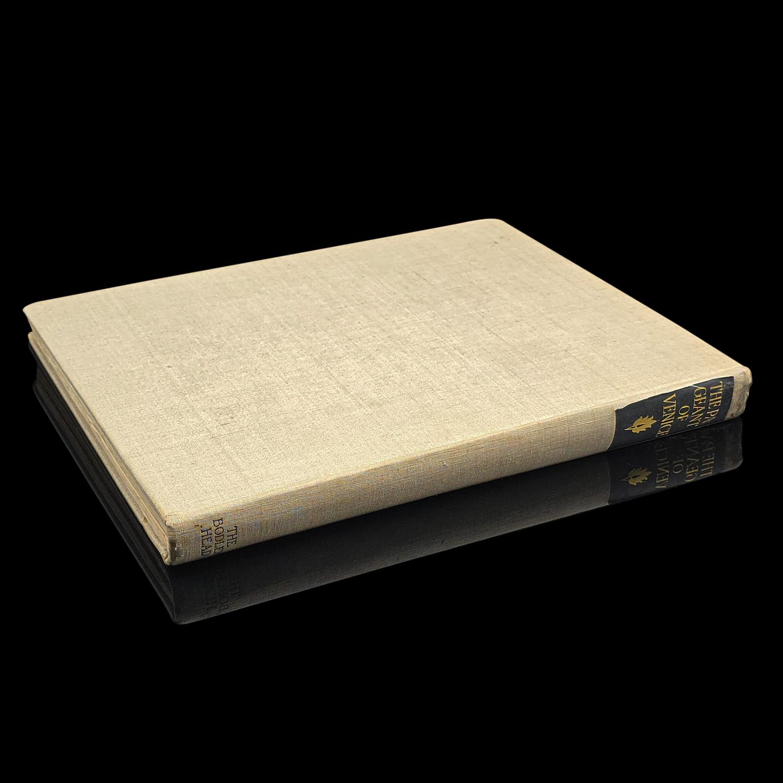 Il s'agit d'un exemplaire ancien de The Pageant of Venice, un superbe livre d'art et d'histoire du début du XXe siècle écrit par Edward Hutton et illustré par le célèbre artiste Frank Brangwyn. Datant d'environ 1920, cet élégant volume présente une