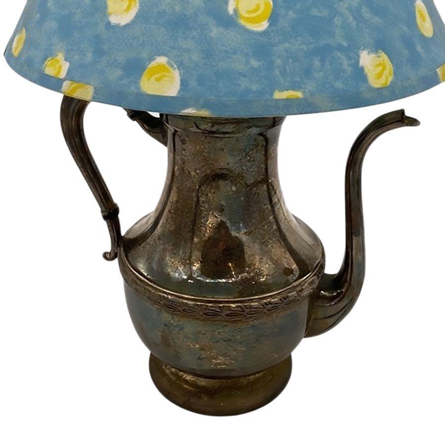 Questa inserzione riguarda una teiera/bollitore d'epoca lavorato a mano e riutilizzato come lampada da tavolo. Si tratta di un bollitore in metallo ramato lucido (alluminio) con bracci curvi in ottone e collo d'oca.

La lampada è in ottime