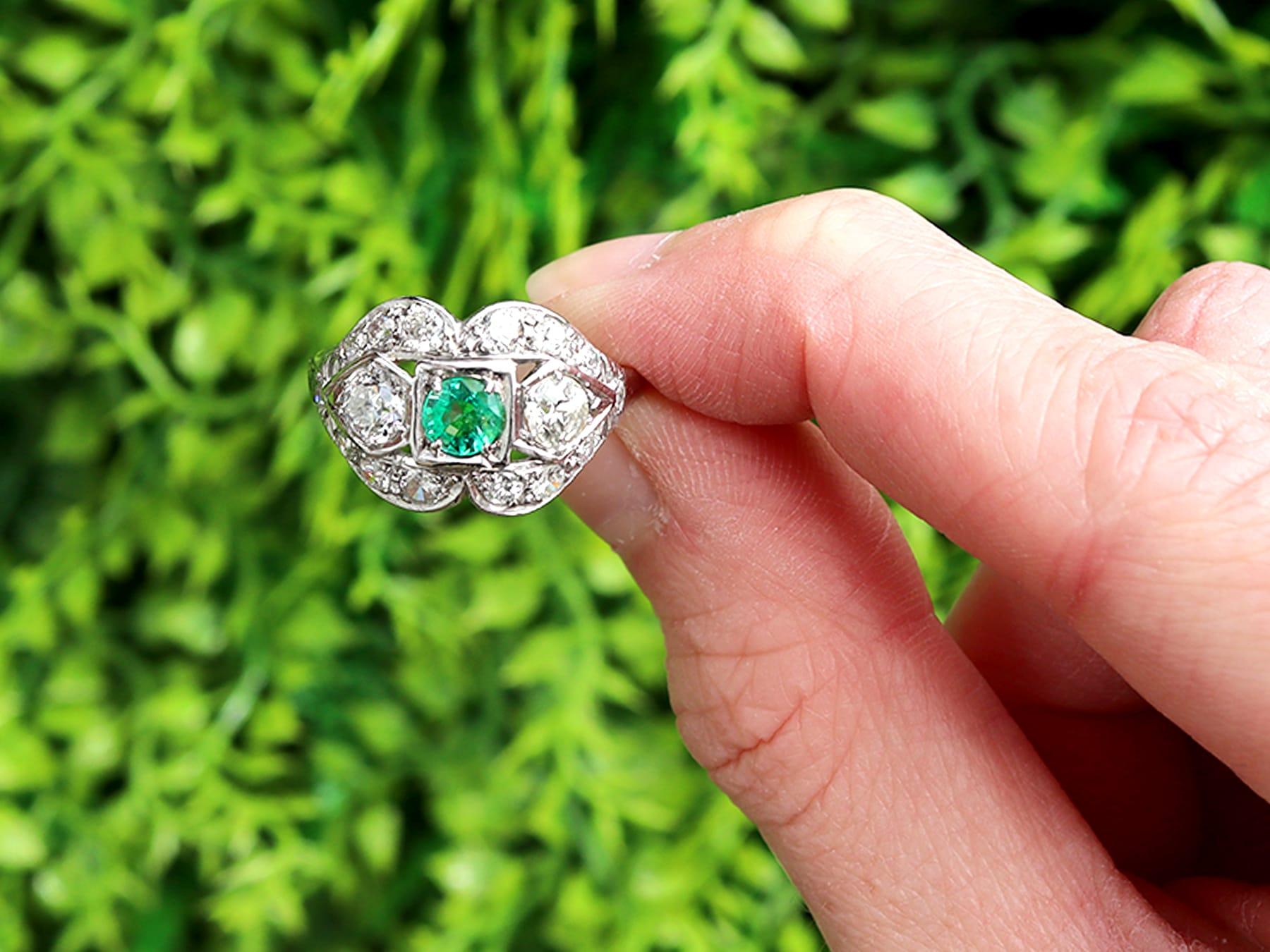 Ein atemberaubender, feiner und beeindruckender antiker Art-Deco-Ring mit 0,40 Karat Smaragd und 1,52 Karat Diamant, Platin-Kleid-Ring; Teil unserer vielfältigen Sammlung von Edelsteinringen.

Dieser atemberaubende, feine und beeindruckende antike