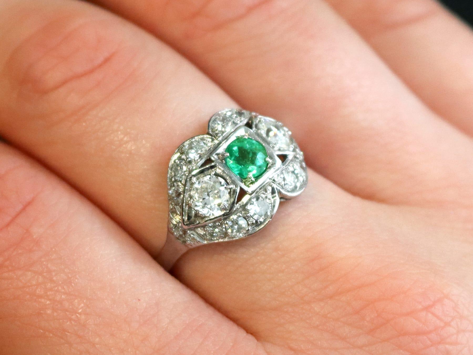 Antiker Art Deco Platinring mit 0,40 Karat Smaragd 1,52 Karat Diamant, um 1920 (Art déco) im Angebot