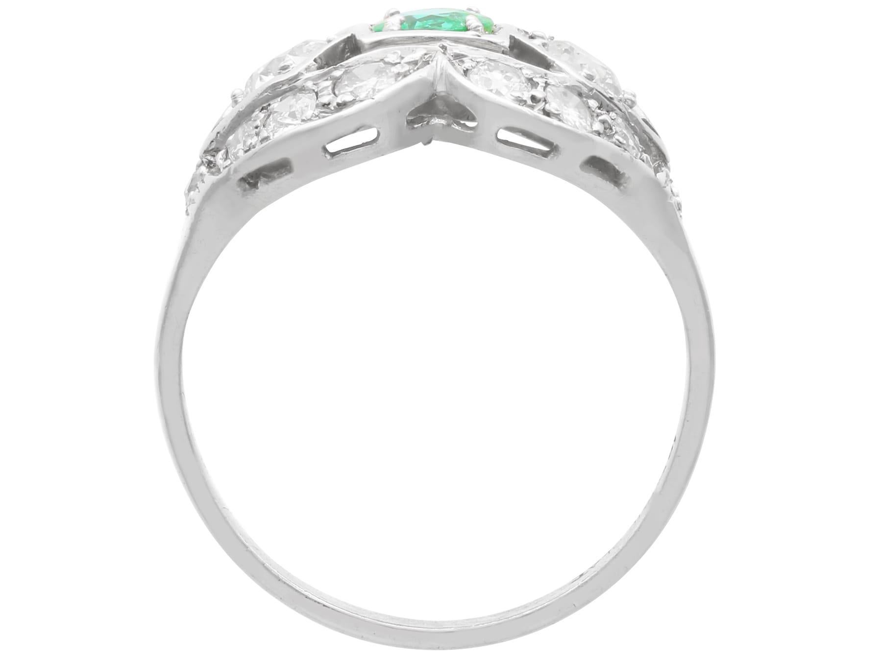 Antiker Art Deco Platinring mit 0,40 Karat Smaragd 1,52 Karat Diamant, um 1920 im Angebot 1