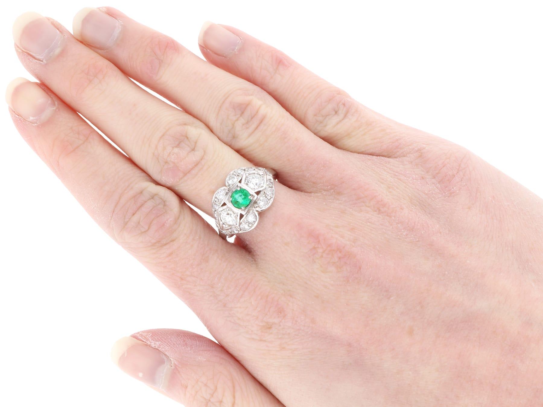 Antiker Art Deco Platinring mit 0,40 Karat Smaragd 1,52 Karat Diamant, um 1920 im Angebot 3