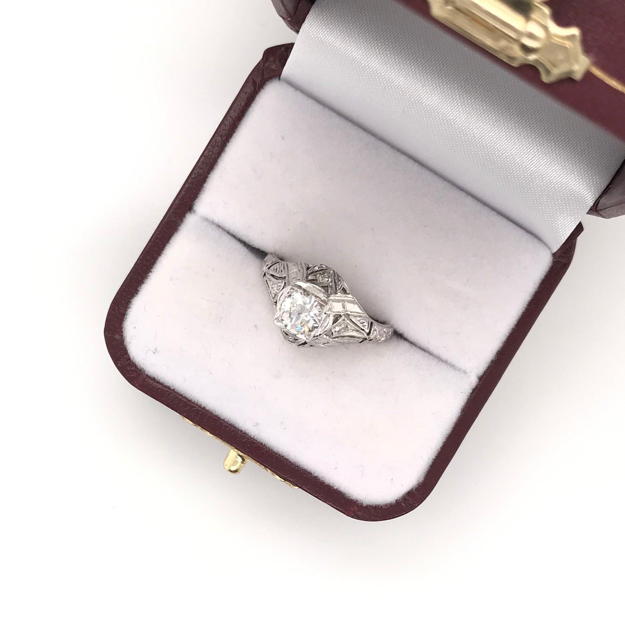 Bague filigrane Art déco ancienne de style solitaire avec diamants de 0,65 carat en vente 3