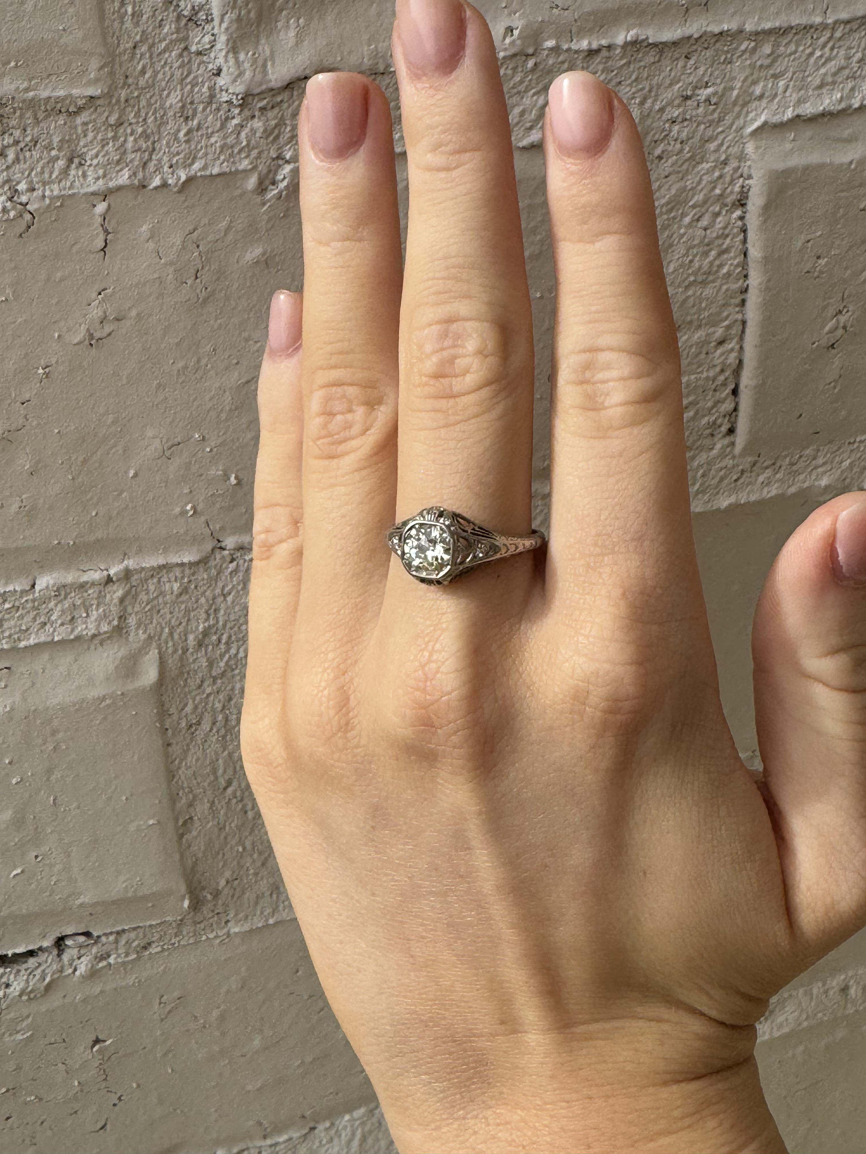 Antique Art Deco 0.85 Carat Diamond Platinum Engagement Ring In Excellent Condition For Sale In Montgomery, AL