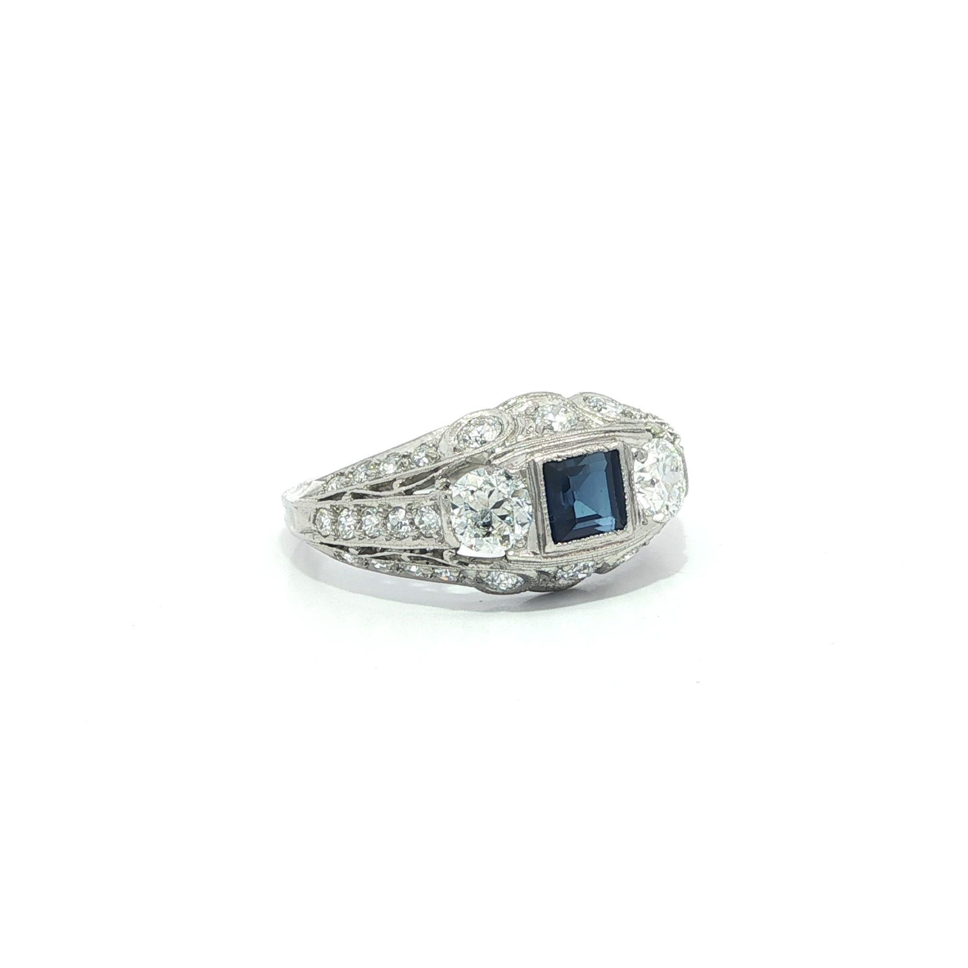 Taille vieille Europe Bague ancienne Art Deco 0.95ctw Old European Diamond & Square Sapphire Band Ring en vente