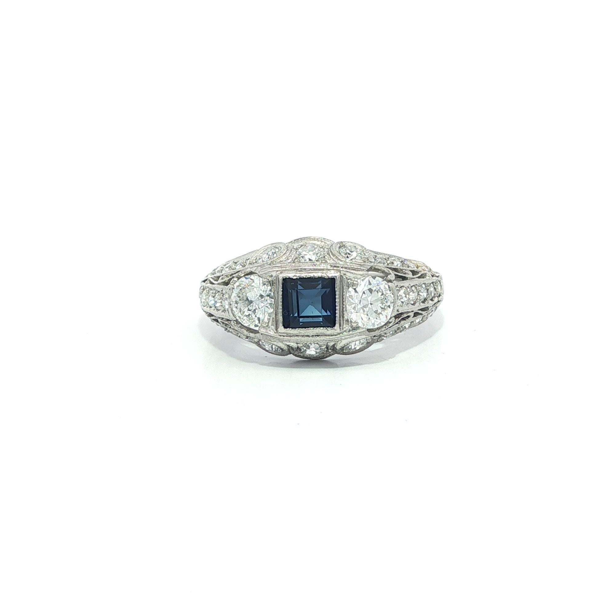 Bague ancienne Art Deco 0.95ctw Old European Diamond 
Square Sapphire Band Ring en vente