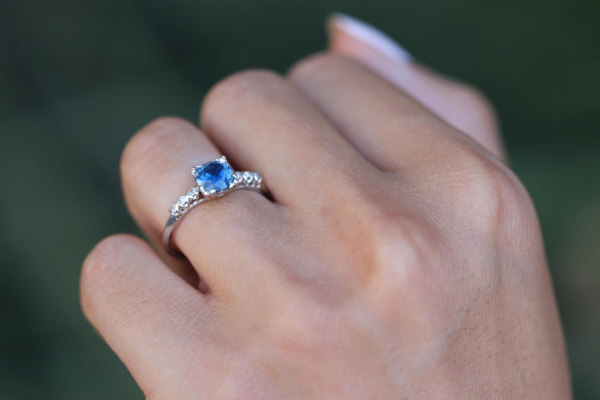 Round Cut Antique Art Deco 1 Carat Blue Sapphire Solitaire Engagement Ring For Sale