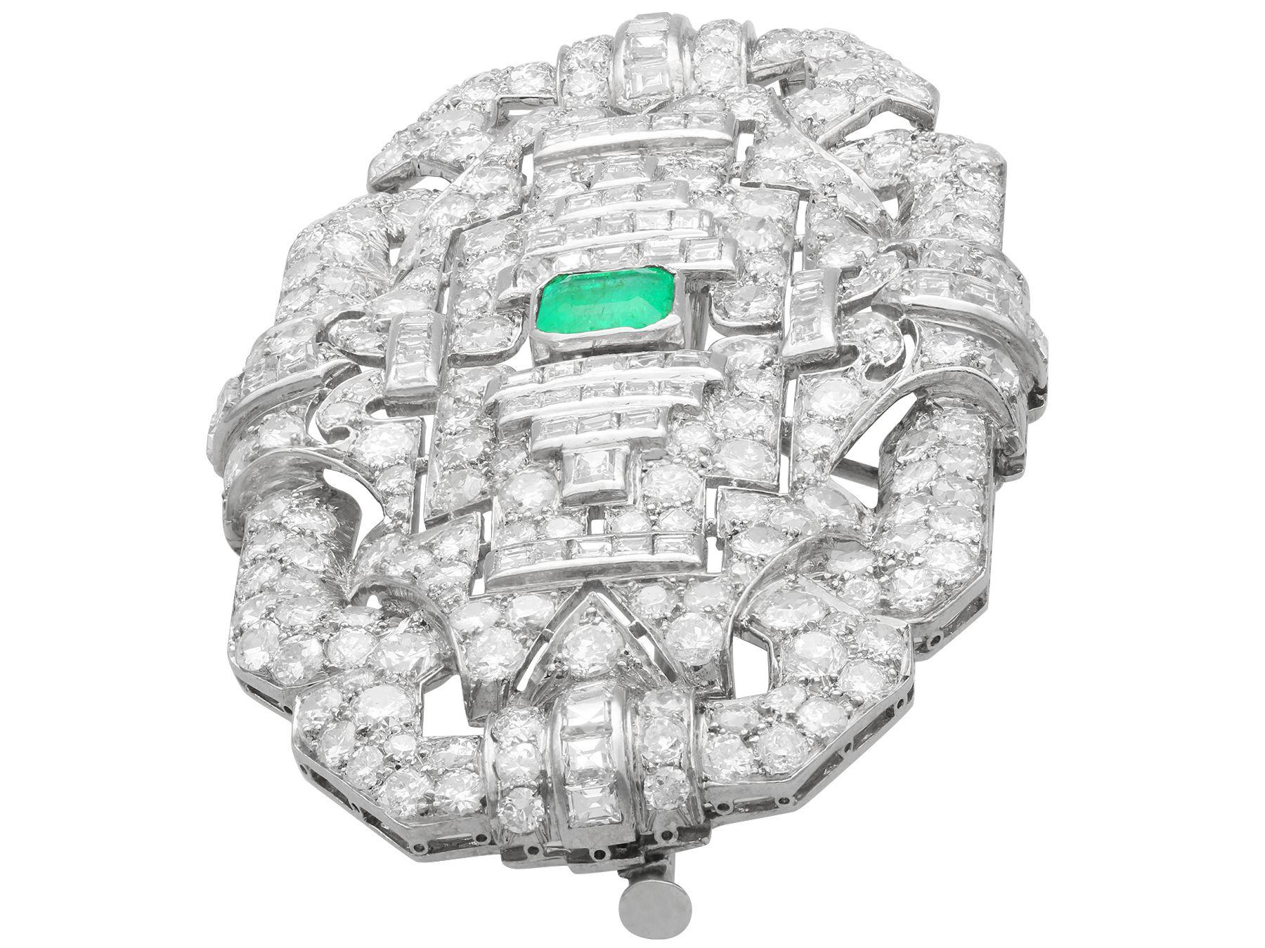 Antike Art Deco Platinbrosche mit 1,02 Karat Smaragd und 11,88 Karat Diamant (Smaragdschliff) im Angebot