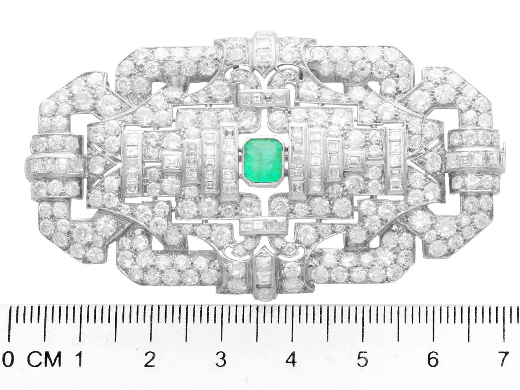 Antike Art Deco Platinbrosche mit 1,02 Karat Smaragd und 11,88 Karat Diamant im Angebot 2