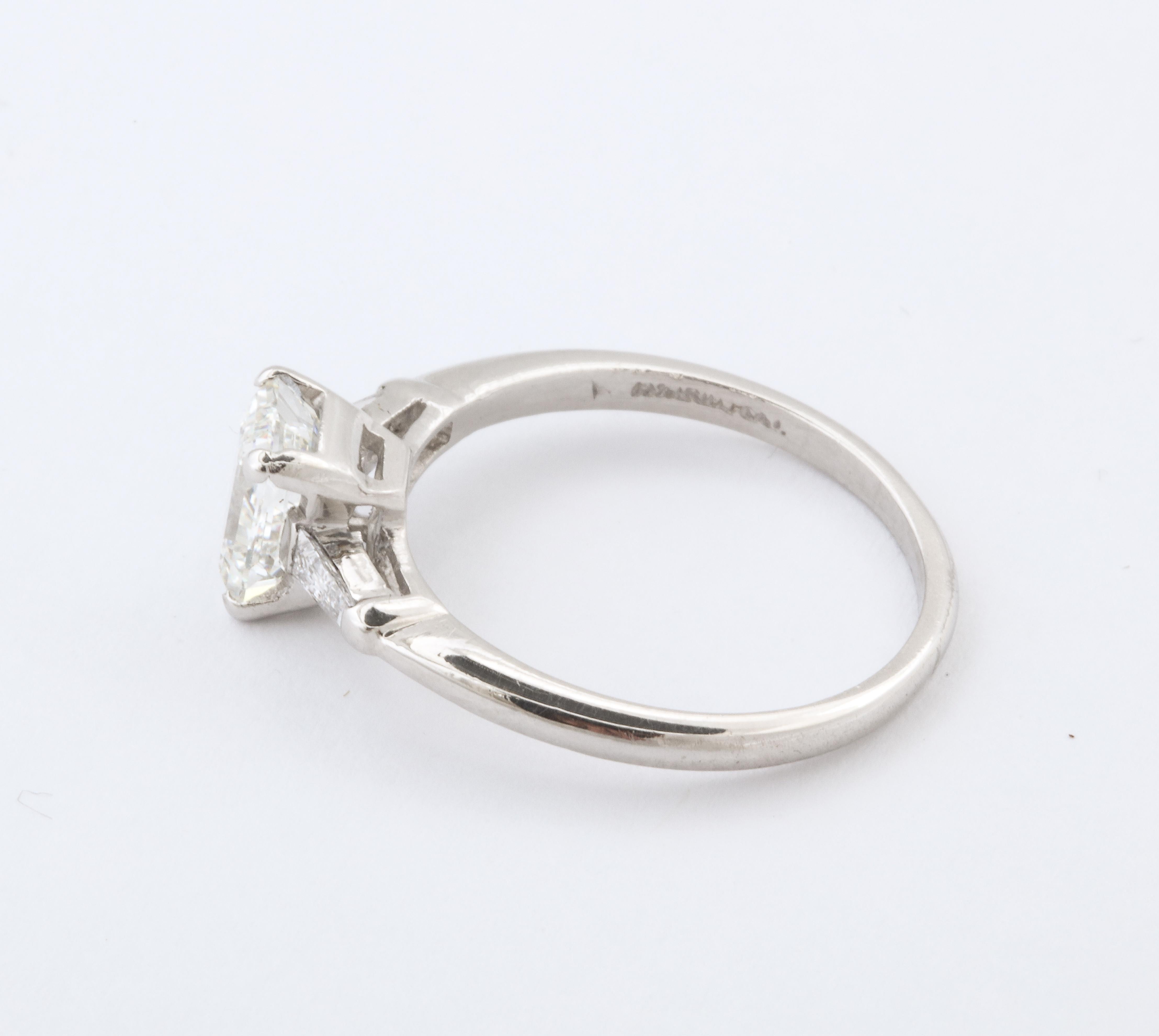 Bague Art déco ancienne en diamant taille émeraude de 1,07 carat en vente 1