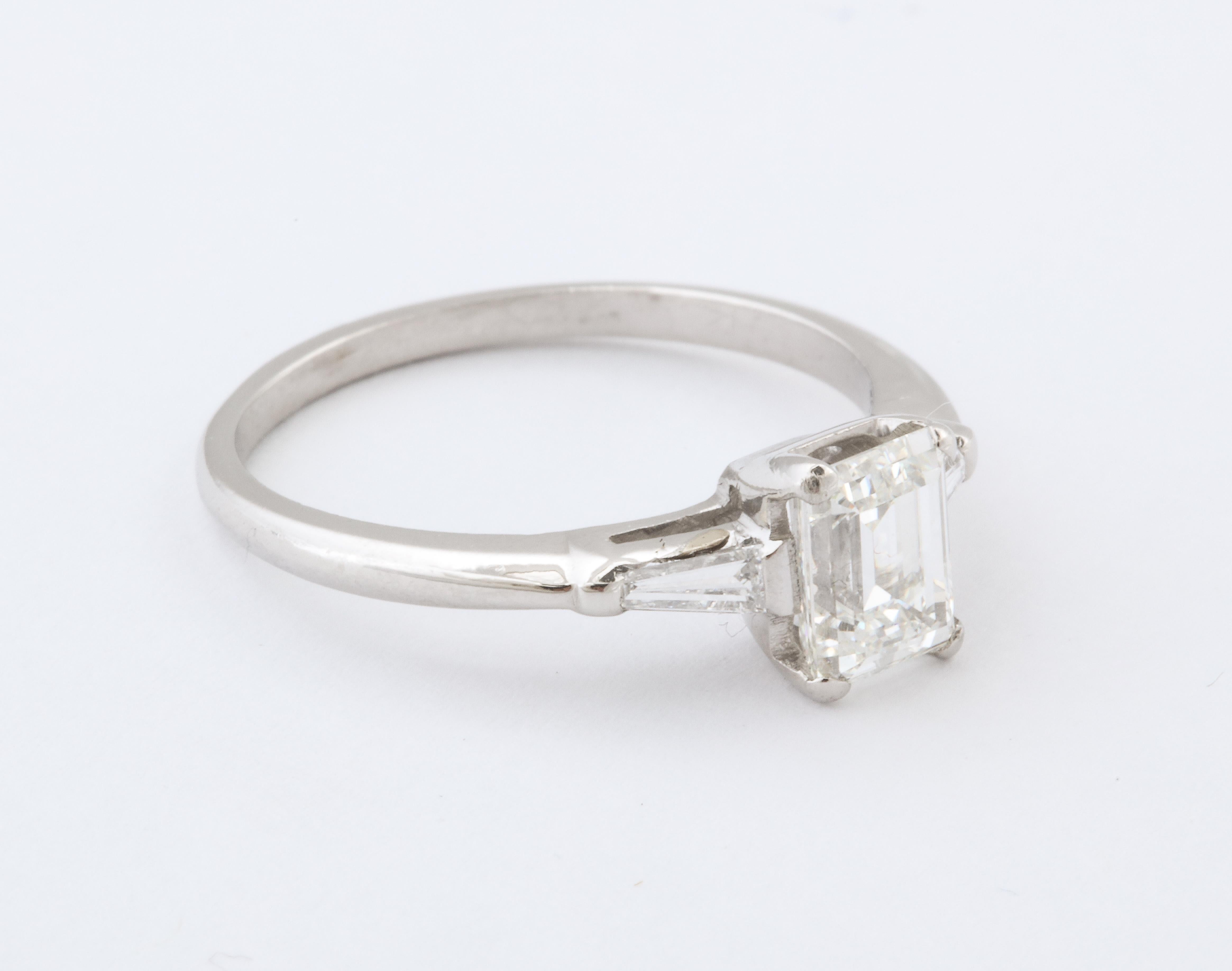 Bague Art déco ancienne en diamant taille émeraude de 1,07 carat en vente 3