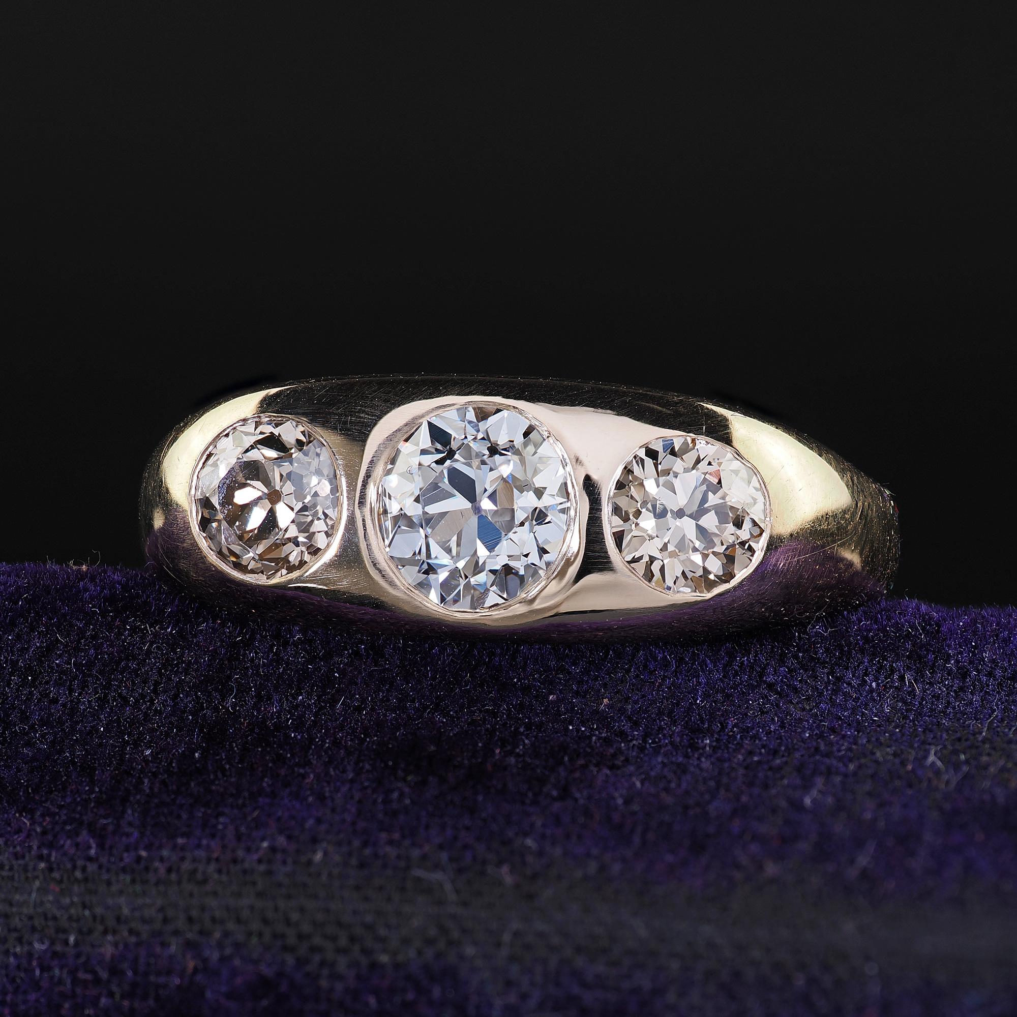 Precioso anillo antiguo Art Decó de oro de 10 quilates con tres piedras engarzadas con diamantes antiguos - GIA. Este precioso anillo Art Déco de tres piedras engarzadas está elaborado en oro amarillo de 10 quilates. El anillo presenta un diamante