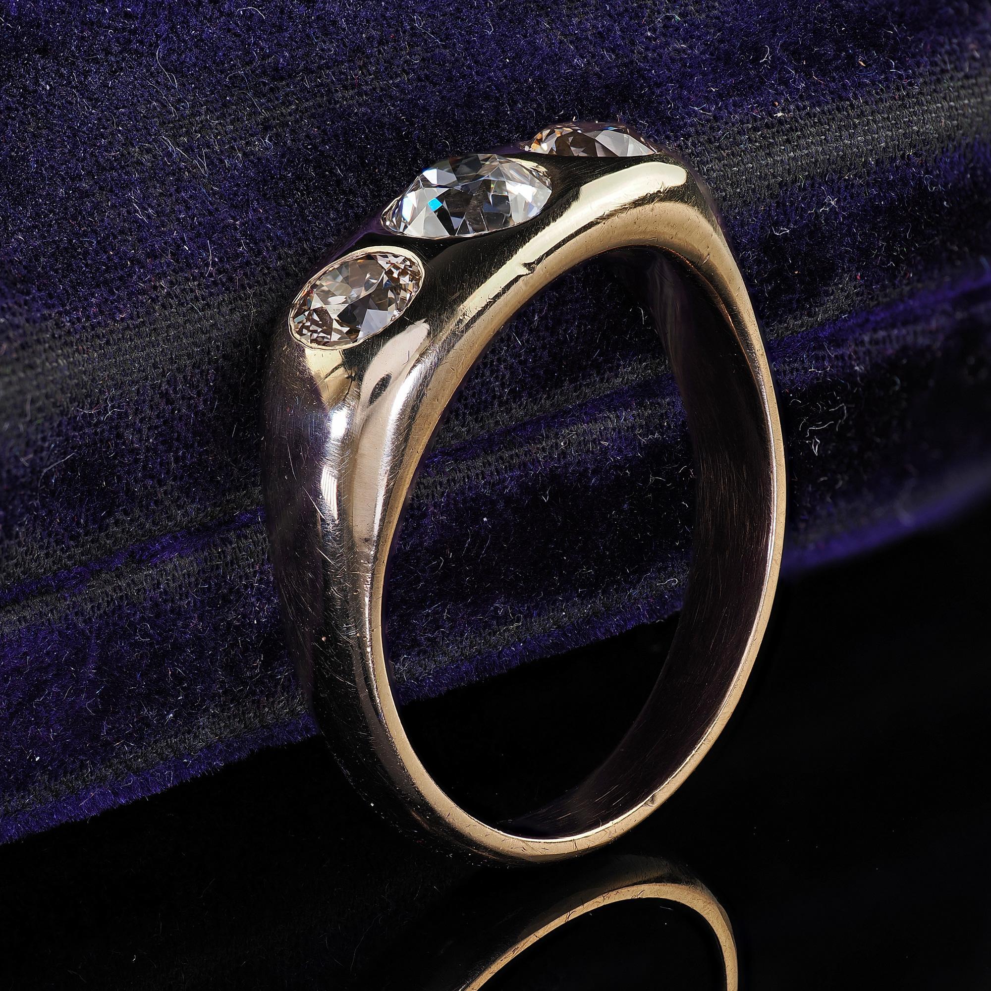 Anillo antiguo Art Decó de oro de 10 quilates con tres diamantes engarzados - GIA Corte europeo antiguo en venta
