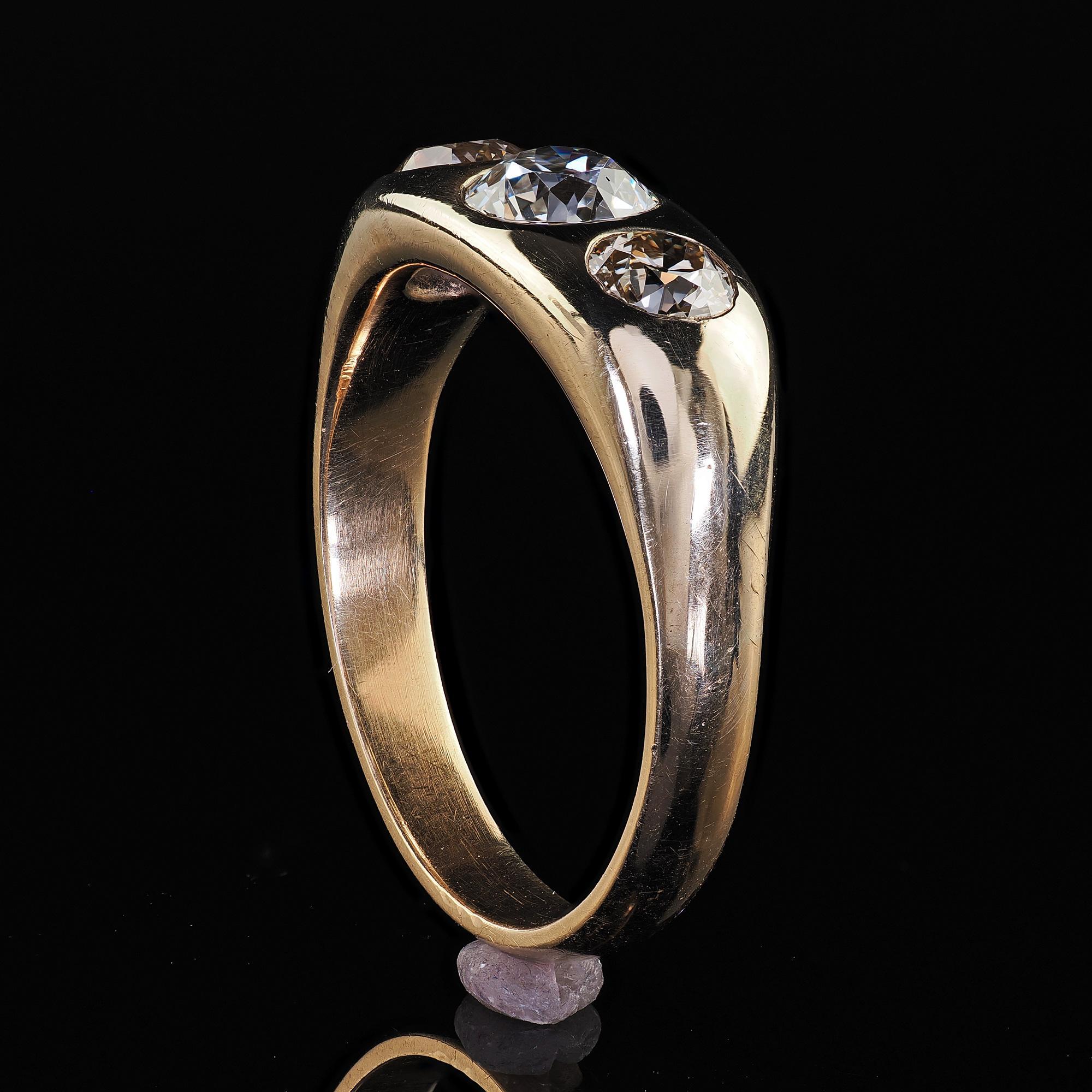 Anillo antiguo Art Decó de oro de 10 quilates con tres diamantes engarzados - GIA en venta 3