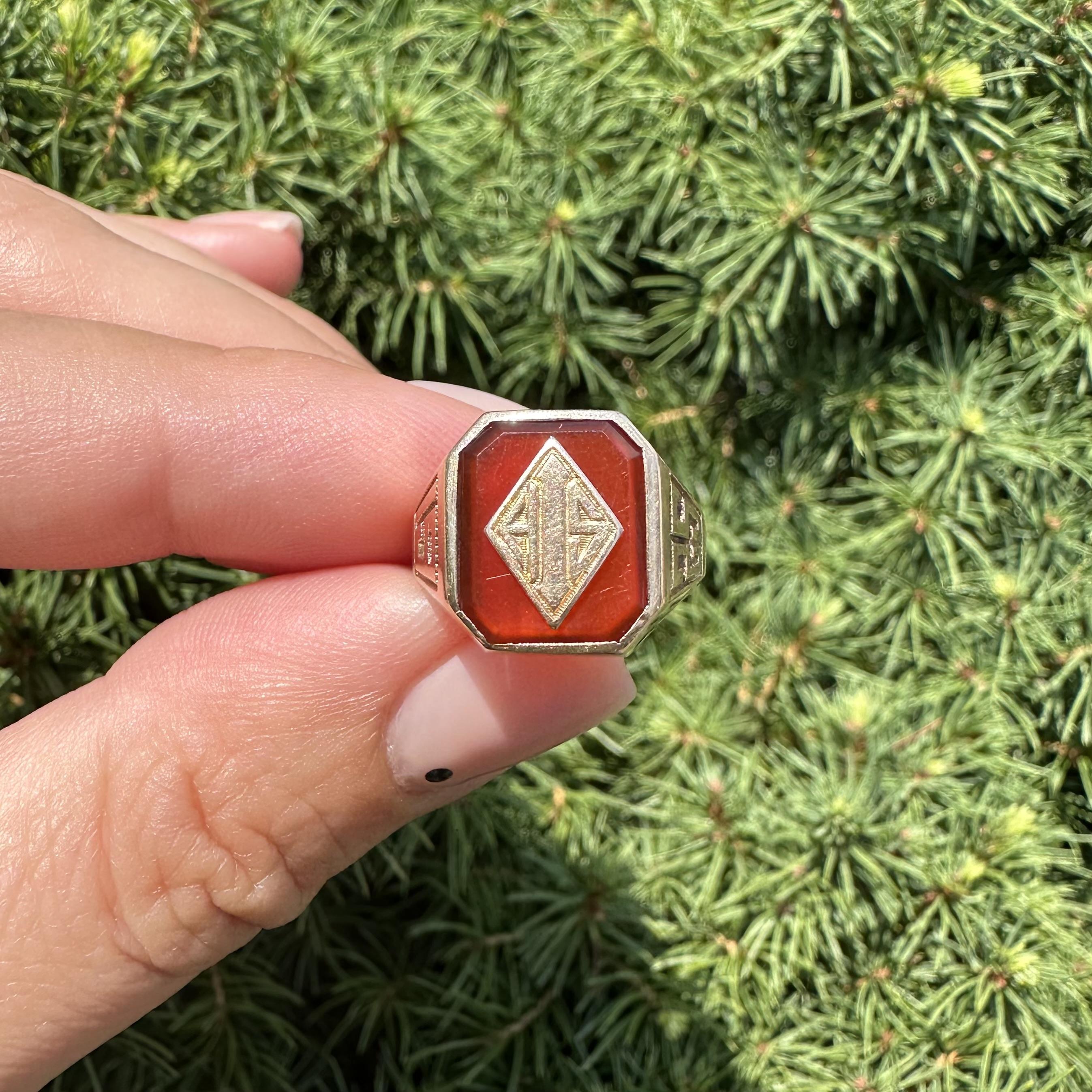 Anello antico Art Deco in oro giallo rosato 10k con iniziali in corniola del 1925 in vendita 4