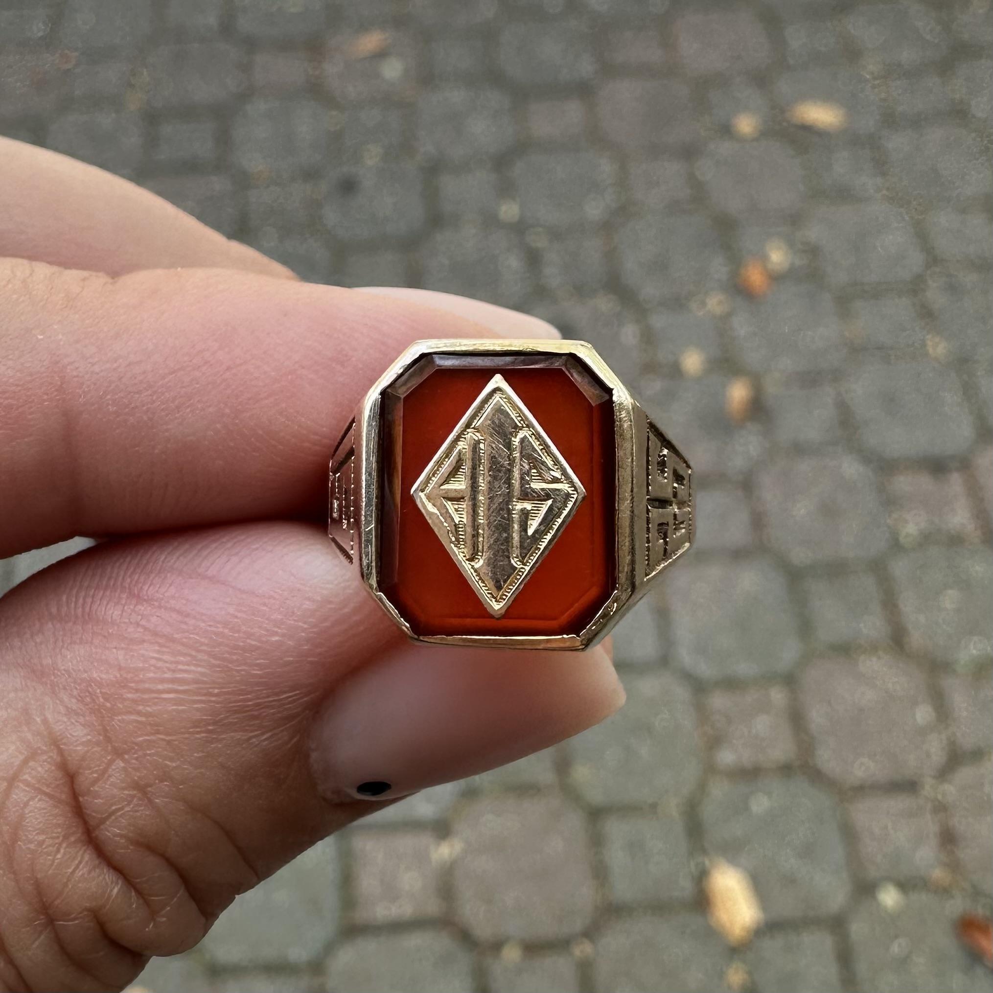 Anello antico Art Deco in oro giallo rosato 10k con iniziali in corniola del 1925 in vendita 5