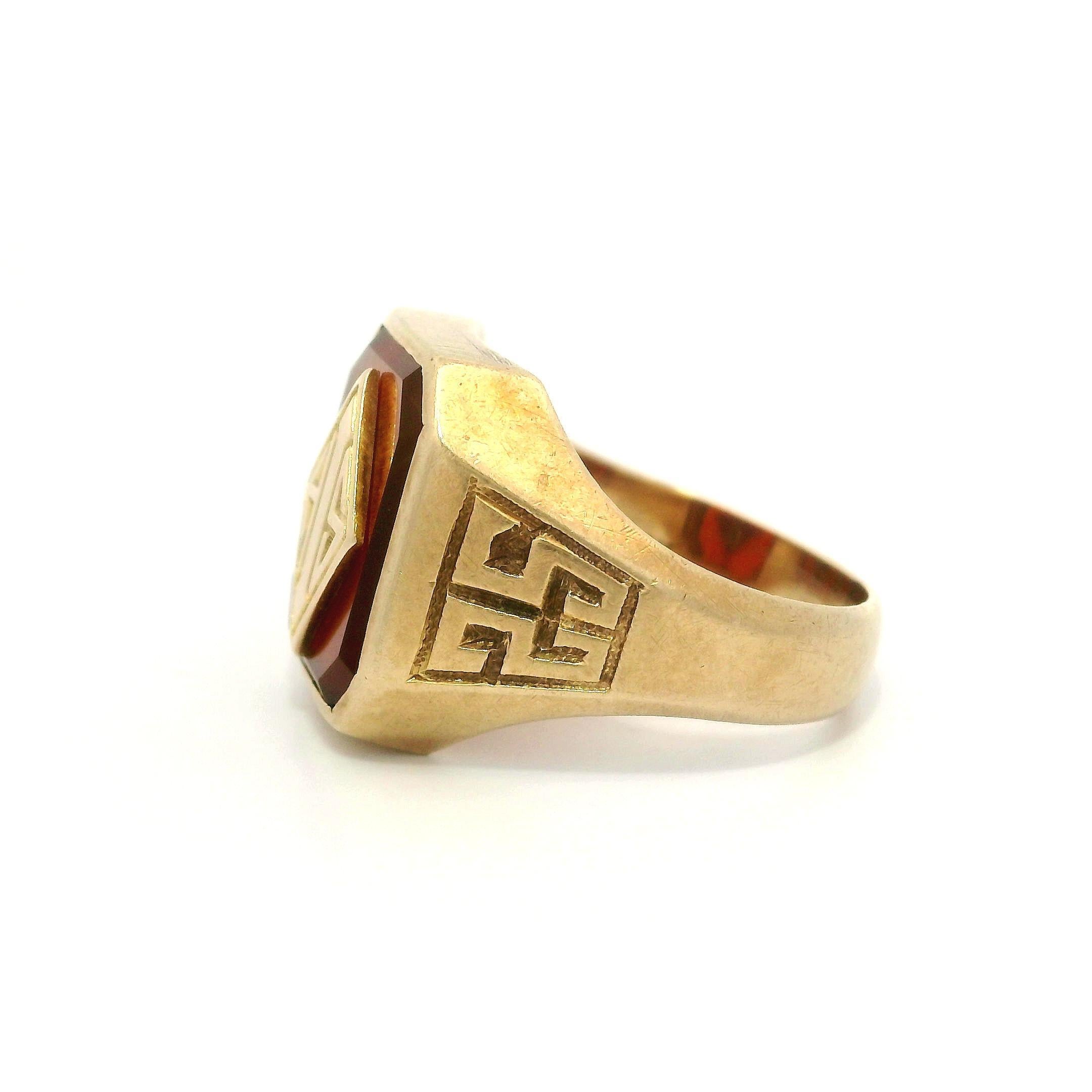 Taglio smeraldo Anello antico Art Deco in oro giallo rosato 10k con iniziali in corniola del 1925 in vendita