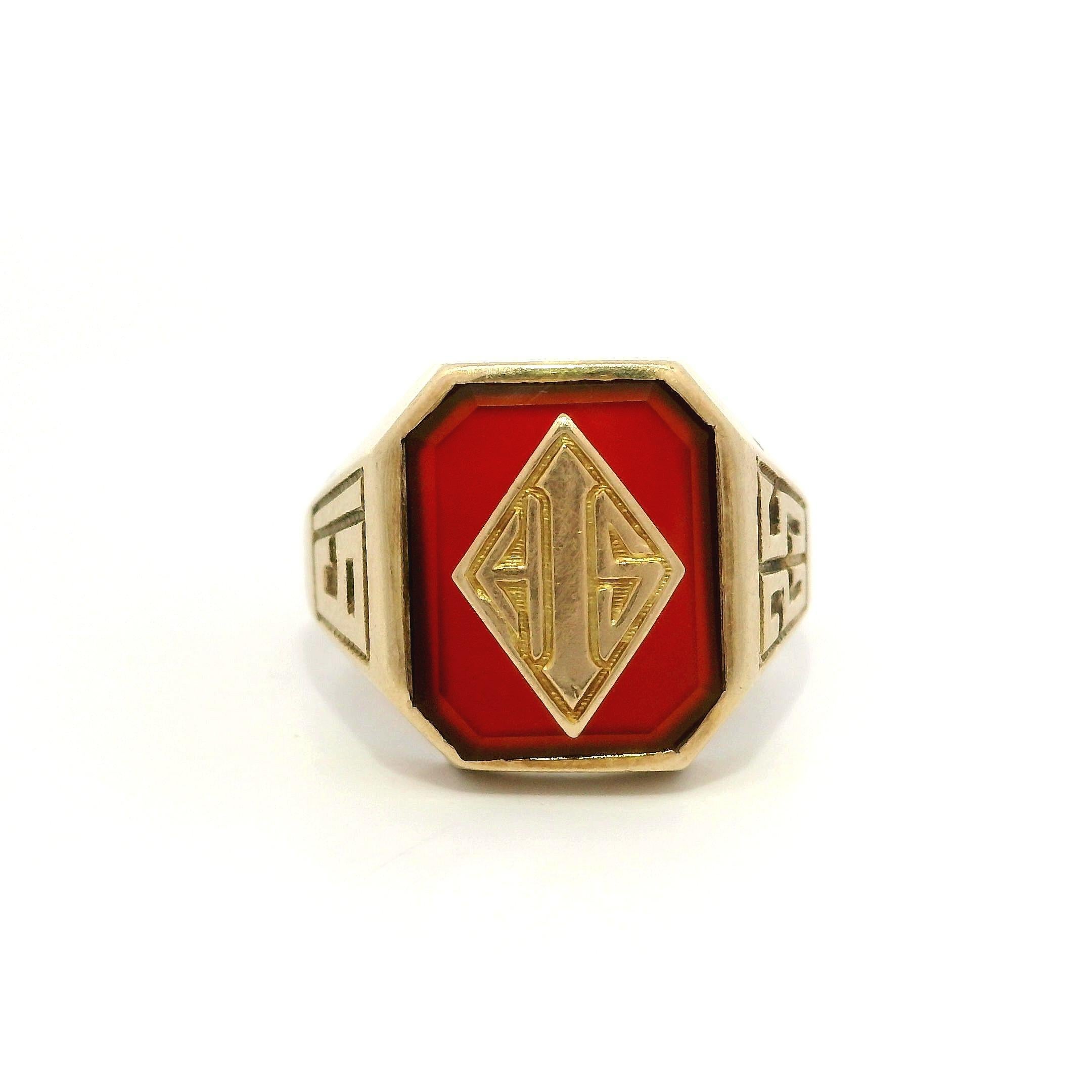 Anello antico Art Deco in oro giallo rosato 10k con iniziali in corniola del 1925 In condizioni buone in vendita a Montclair, NJ