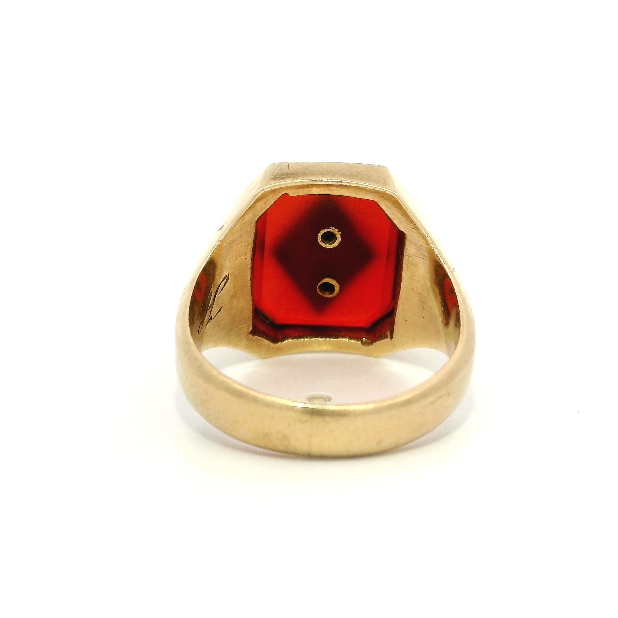 Anello antico Art Deco in oro giallo rosato 10k con iniziali in corniola del 1925 in vendita 1