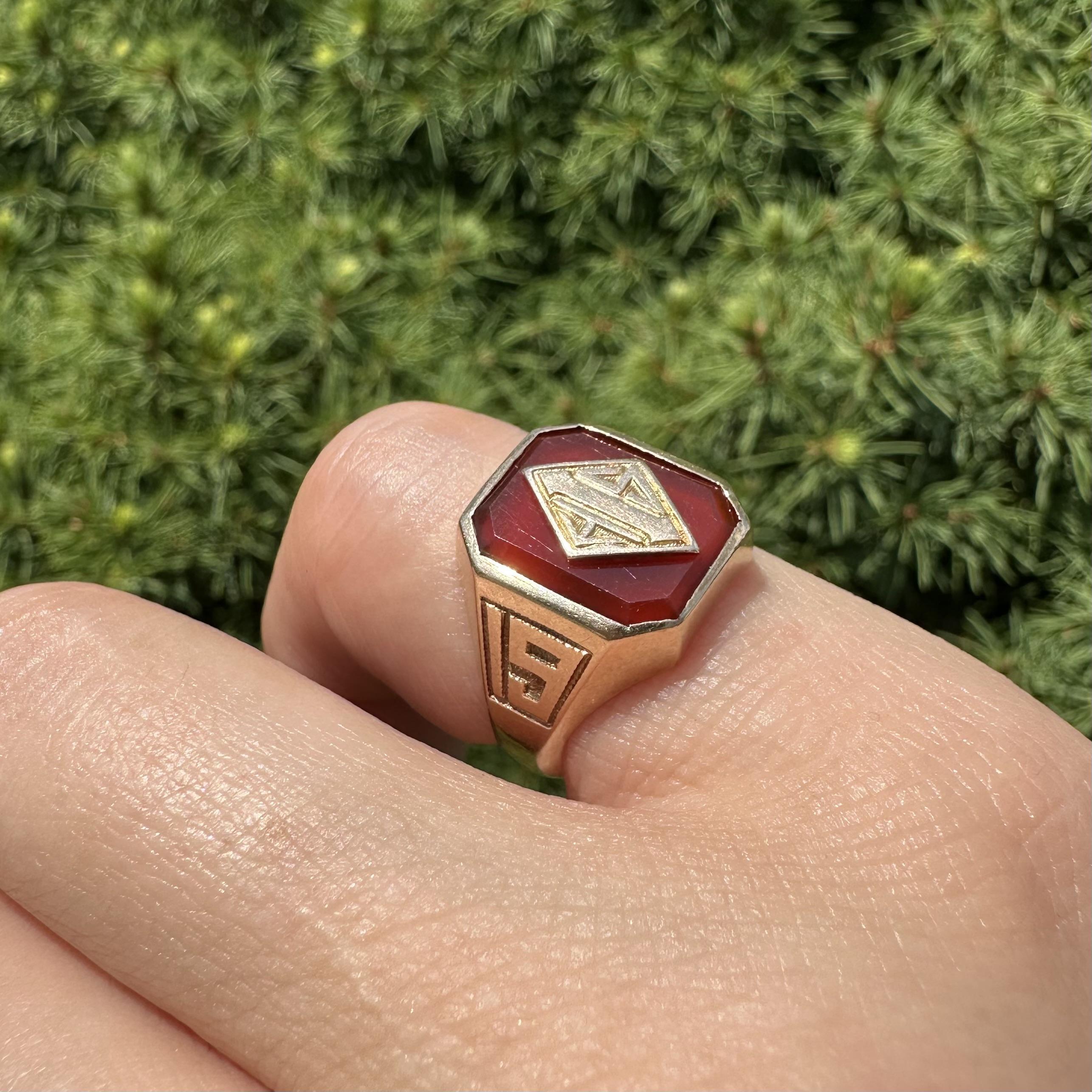 Anello antico Art Deco in oro giallo rosato 10k con iniziali in corniola del 1925 in vendita 3