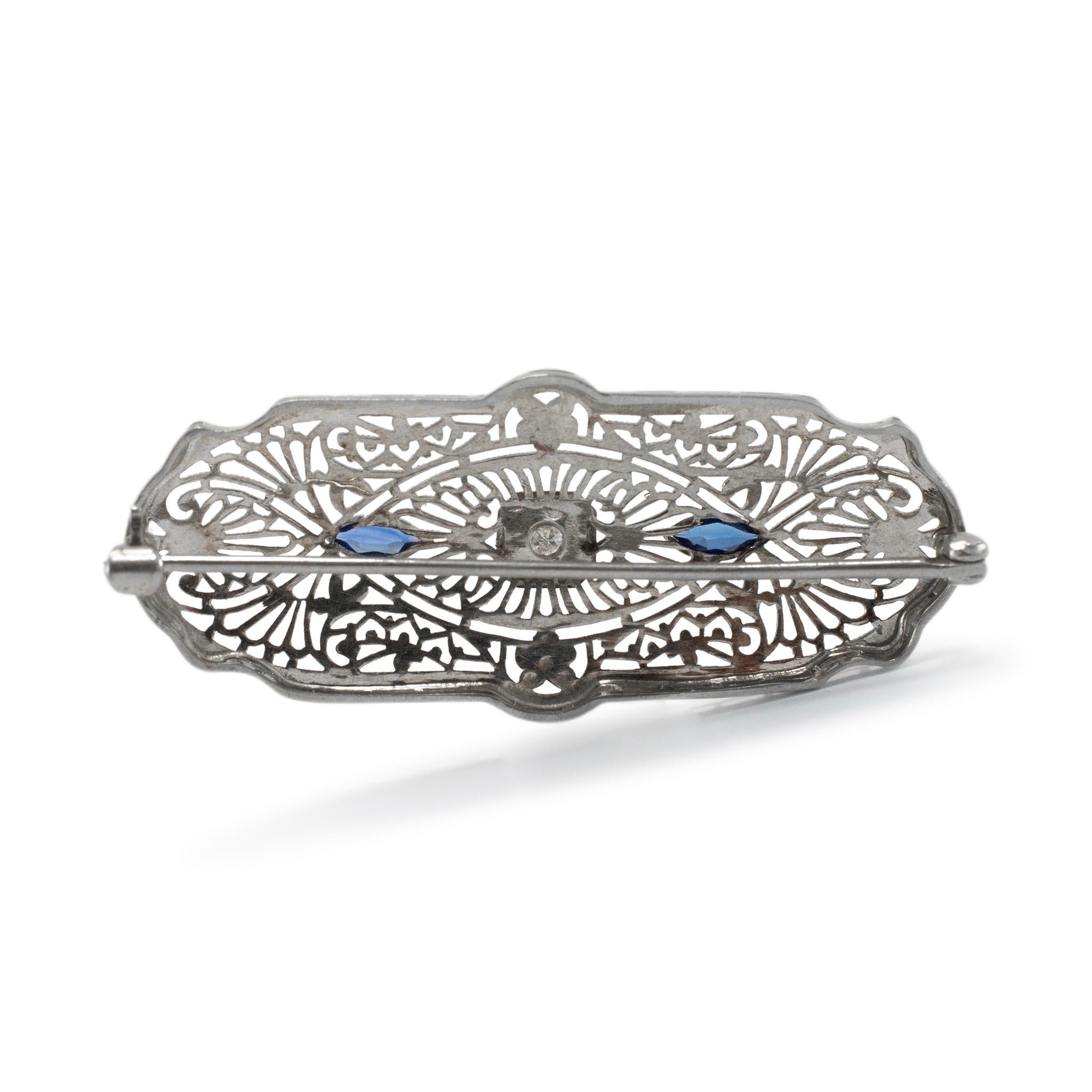 Geschlecht: Damen

Metall Typ: 10K Weißgold

Länge: 19,00 mm

Breite: 1.75 Zoll

Gewicht: 4.15 Gramm

Eine Damenbrosche aus 10 Karat Weißgold mit Diamanten und Saphiren im Art-Deco-Stil (1920-1930). Das Metall wurde getestet und es wurde