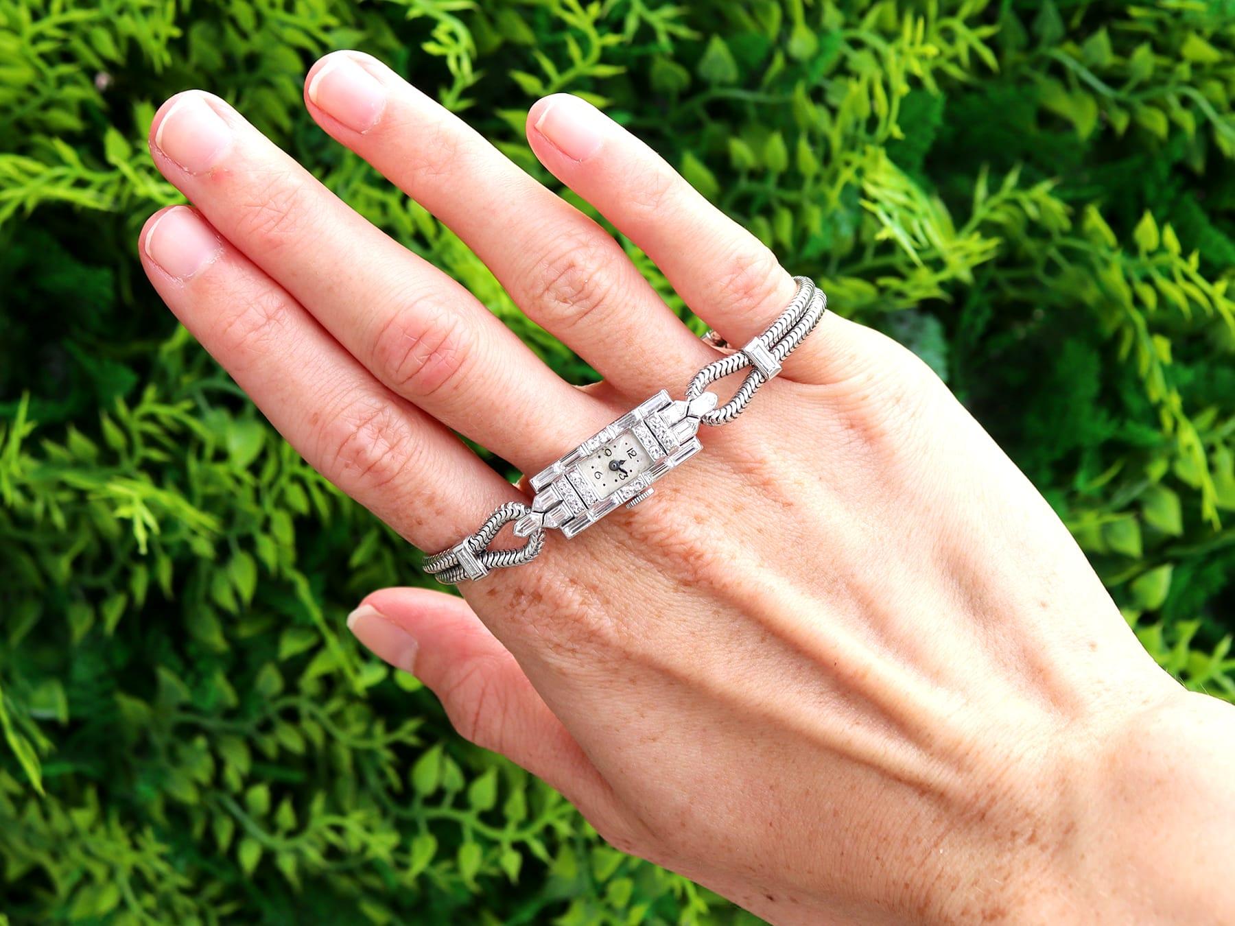 Eine atemberaubende, feine und beeindruckende antike Art Deco 1,30 Karat Diamant und Platin Damen-Cocktail-Uhr; Teil unserer Sammlung von Art Deco-Schmuck.

Diese atemberaubende, feine und beeindruckende antike Diamant-Cocktail-Uhr ist aus Platin