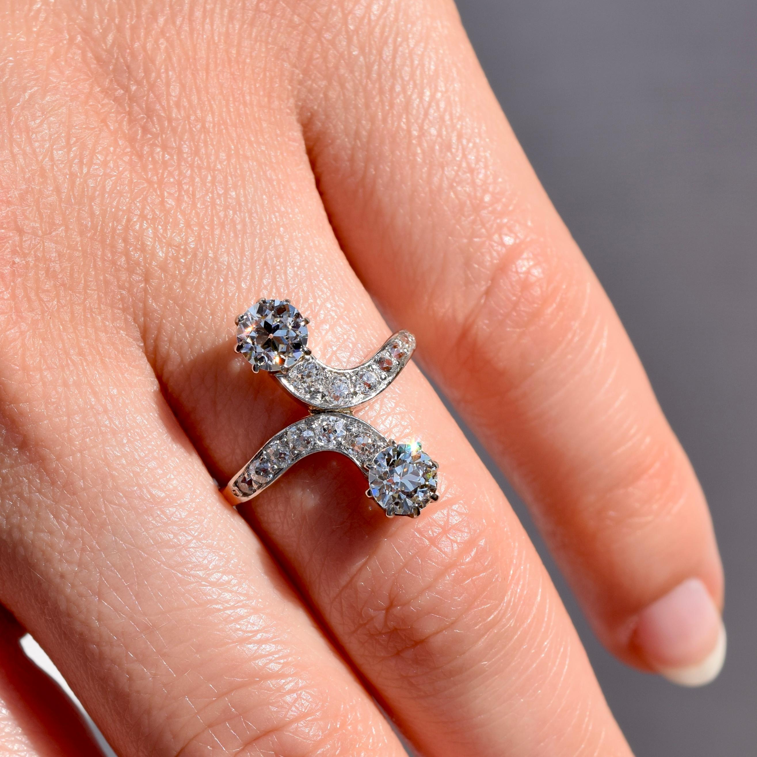Women's Antique Art Déco 1.30 Carat Old European Cut Diamond Toi Et Moi Ring For Sale