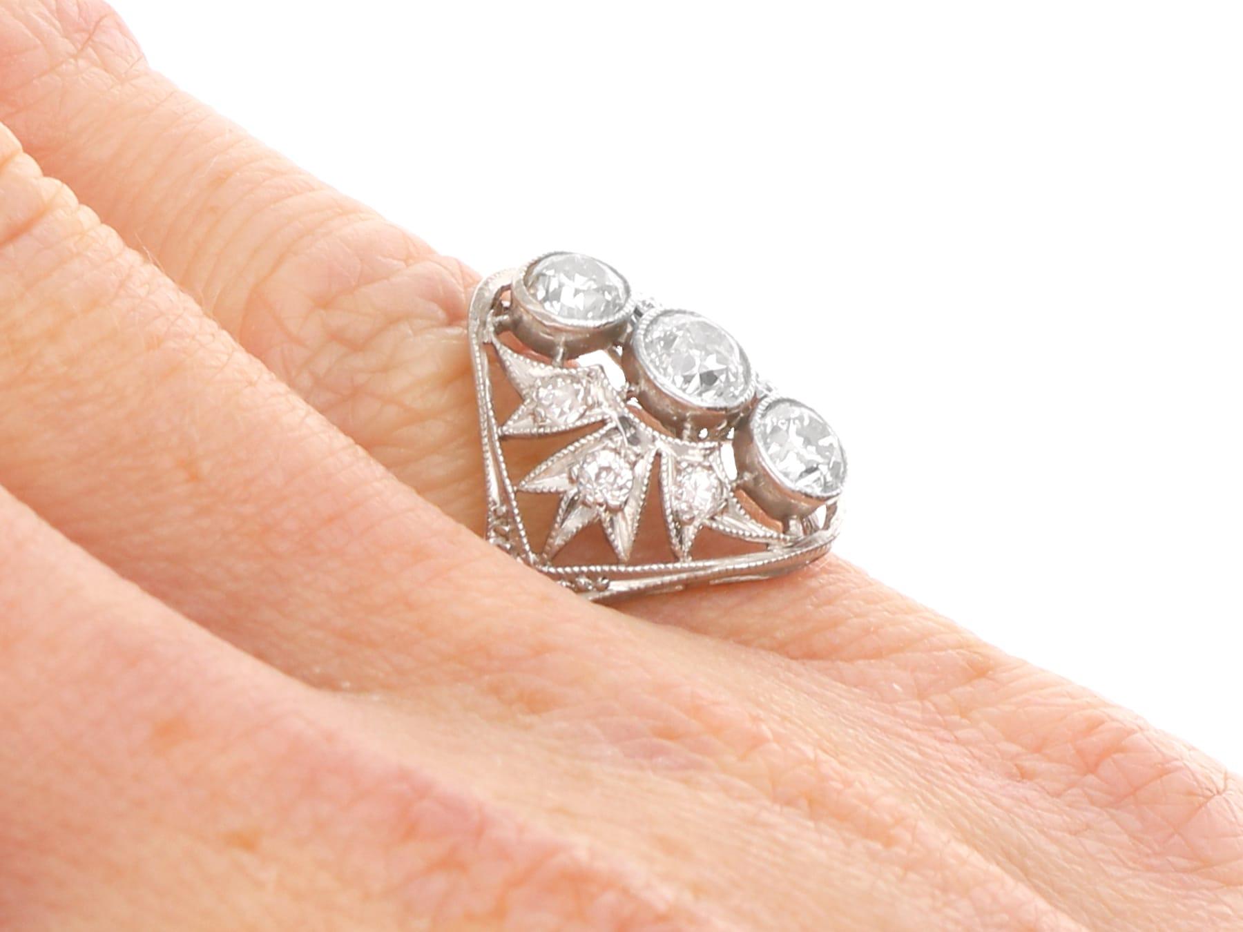 Ancienne bague habillée en platine et diamant de 1,39 carat Art Deco Circa 1920 en vente 4