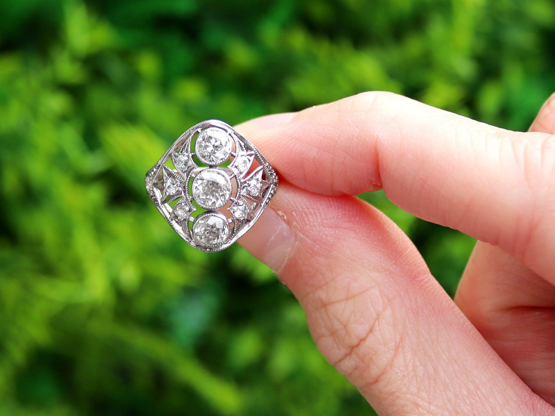 Une étonnante, fine et impressionnante bague ancienne en platine et diamant de 1,39 carat datant des années 1920, qui fait partie de notre collection de bijoux anciens Art Déco.

Cette magnifique bague ancienne en diamant, fine et impressionnante, a
