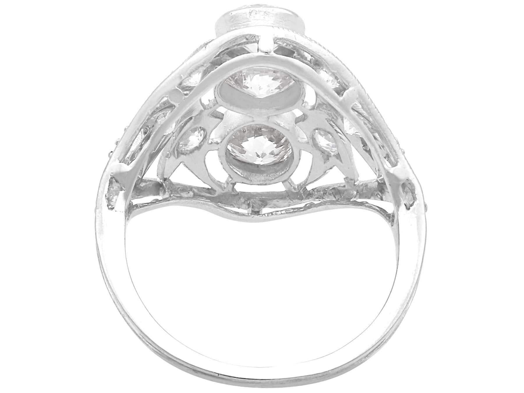 Ancienne bague habillée en platine et diamant de 1,39 carat Art Deco Circa 1920 en vente 1