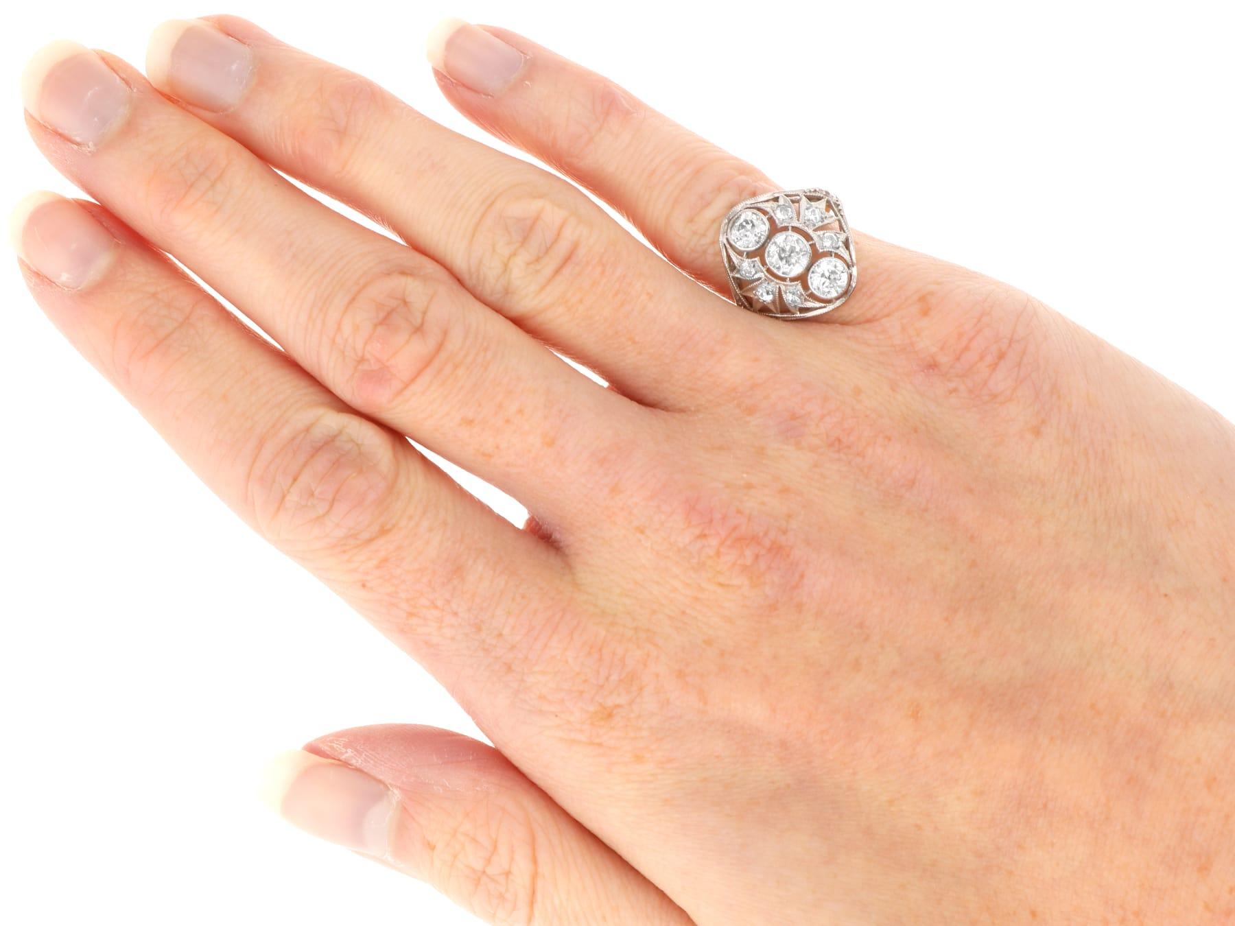 Ancienne bague habillée en platine et diamant de 1,39 carat Art Deco Circa 1920 en vente 3