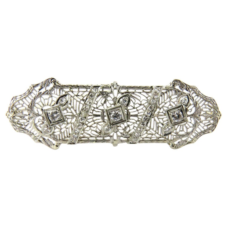 Broche camée filigrane en or blanc 14 carats