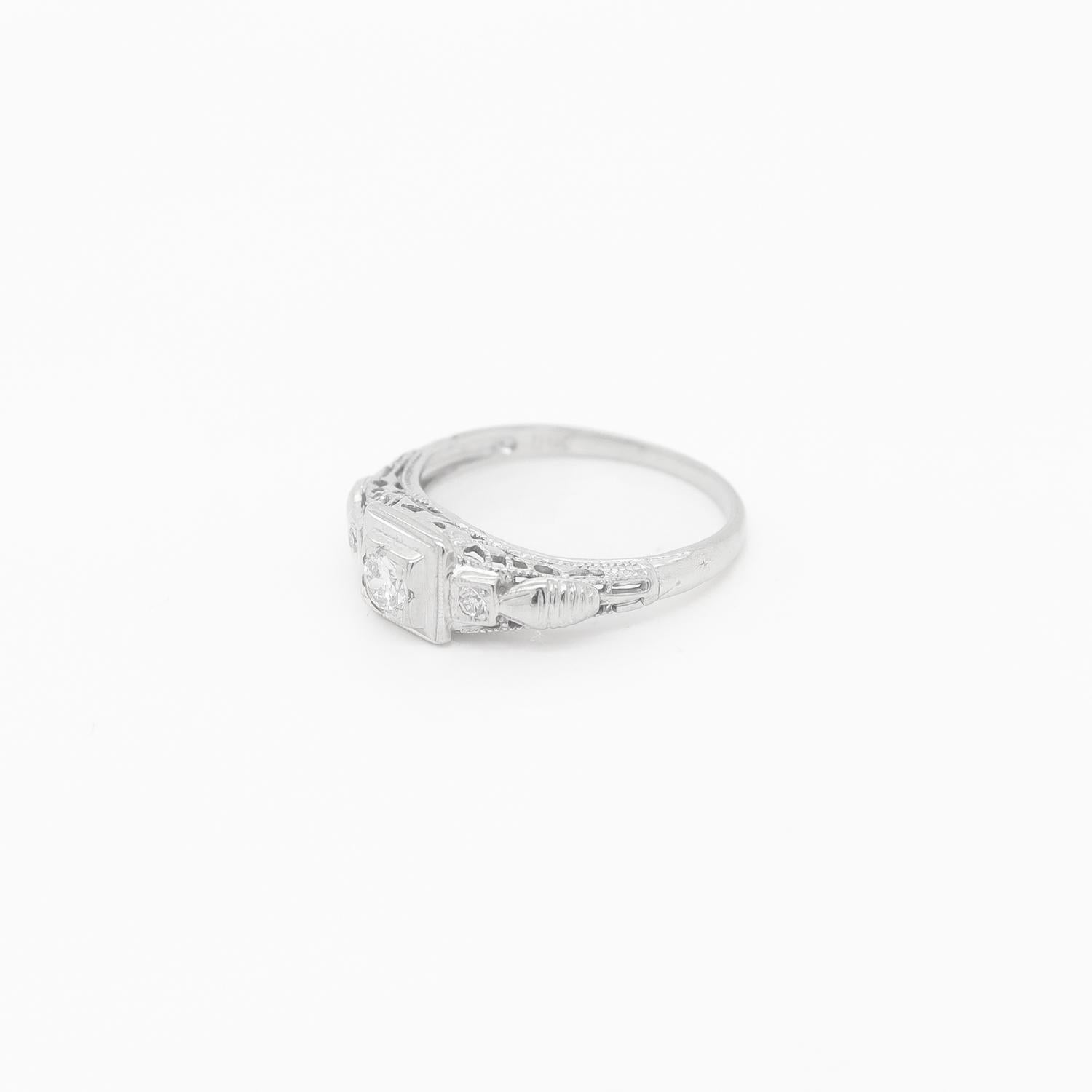 Bague de fiançailles Art déco ancienne solitaire en or blanc 14 carats filigrane et diamants en vente 5