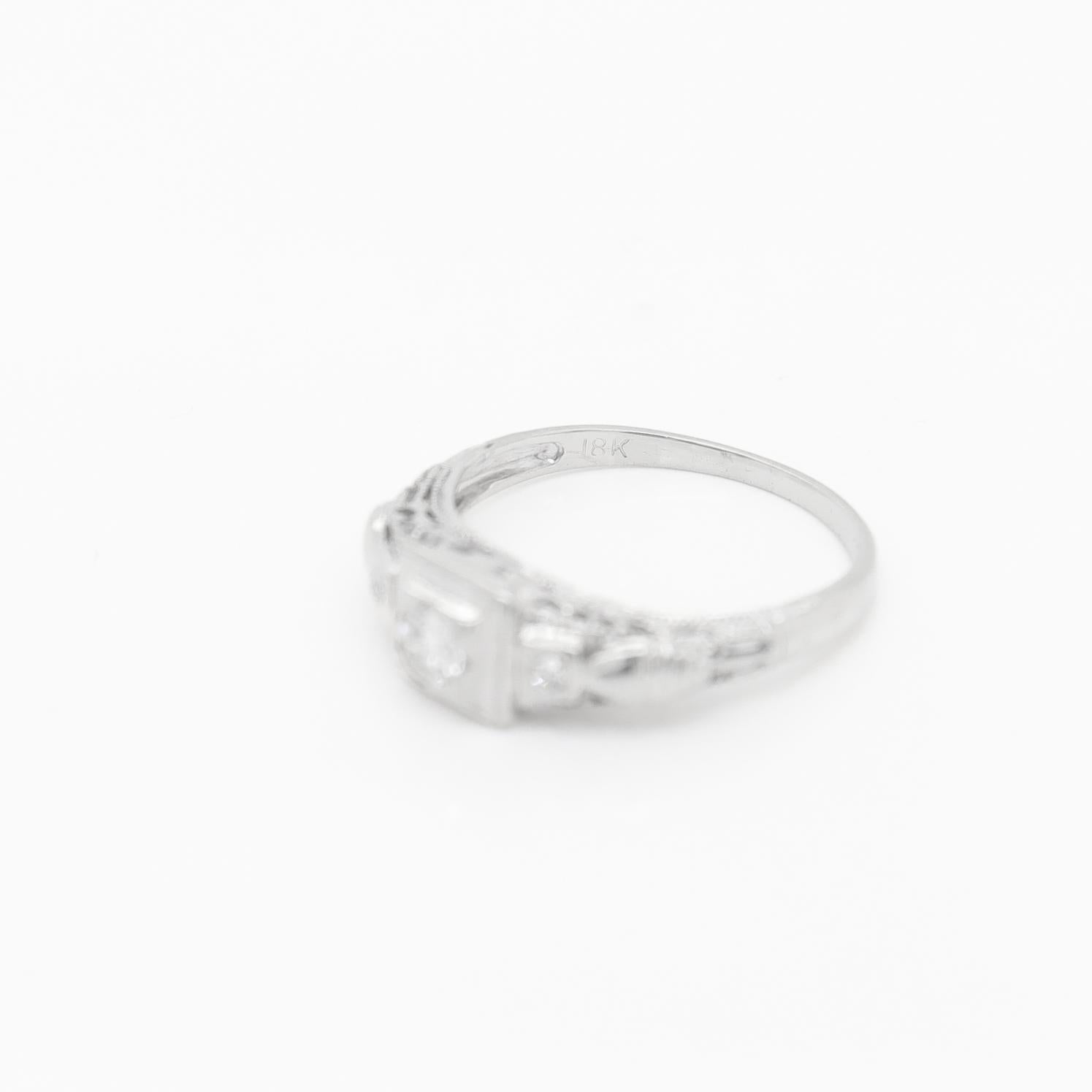 Bague de fiançailles Art déco ancienne solitaire en or blanc 14 carats filigrane et diamants en vente 6